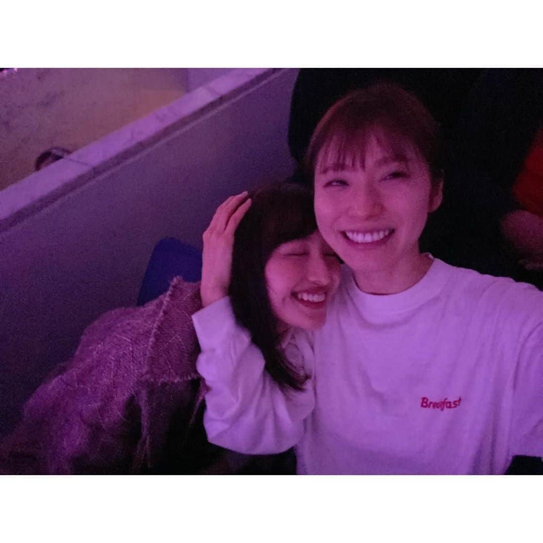 松岡茉優さんのインスタグラム写真 - (松岡茉優Instagram)「#morning musume19  きゃなことわくわくしてたら まさか隣がやまちゃんで OHAゾロリしちゃった  #モーニング娘。'19 #ツアーファイナル #メガネに反射してるペンライトがロマンティック #みんながはけて皆さんがアンコールを唱えるまでの数秒で撮った #それ以外は目が離せなかった #なぜならばそこに一瞬という永遠があるから #近年のライブで私のタイプのド真ん中！ #あくまで仕事モードの顔で #戸惑う夏菜子を抱きしめた #かなこありがとう #ペンライトも振ってくれて #声も出してくれたね #嬉しかった #大好き」12月6日 21時15分 - mayu_matsuoka_koushiki