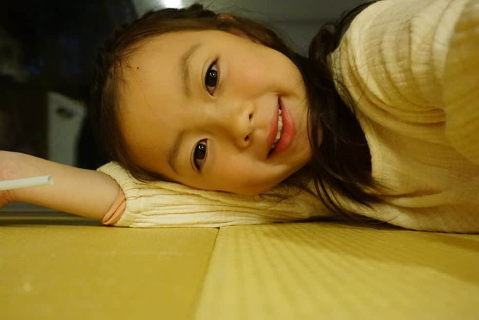 Megumiのインスタグラム：「まいの自撮り📷 なんといい角度で❣️ ママがキュン♡ おやすみなさーい★  #5歳 #親バカ部 #mamari #mamanokoカメラ部  #ミラーレス #彼氏目線 #instakids」