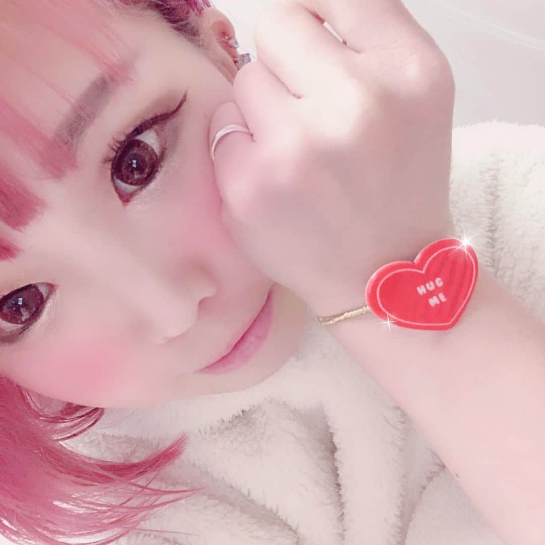 RINGOのインスタグラム：「❤️❤️❤️ @bignatsuo がくれた #HugMee 🥰✨ • • #ヘアアクセサリー #ハート #パープルヘアー #ピンク みが強くなってきたよう」