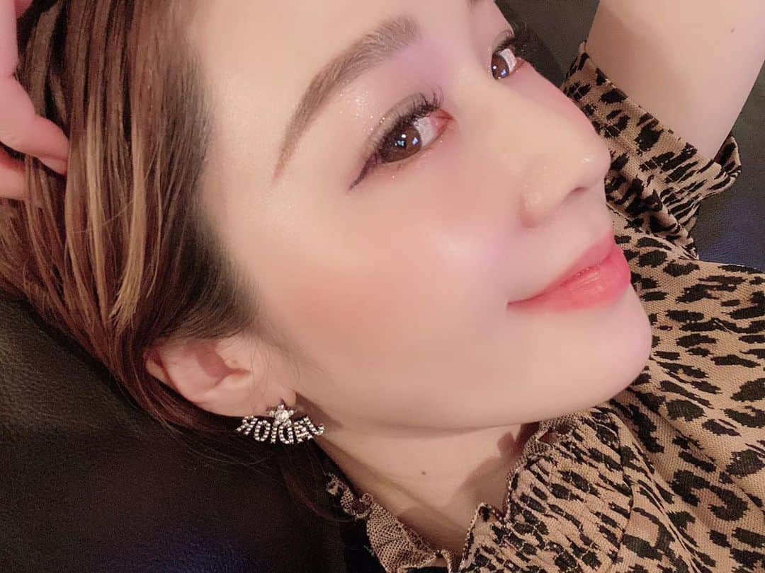 shihoのインスタグラム：「珍しくとゆうより初めての裸眼です。 裸眼は結構茶色なんだけど もうカラコンになれすぎて やめたいのにやめられない🤭 . . マツエク 詳細👁 DEEP &Single mix Dカールall 11m 担当林さん♥︎ . . 今日は最高な1日だった♥︎ good night♥︎」