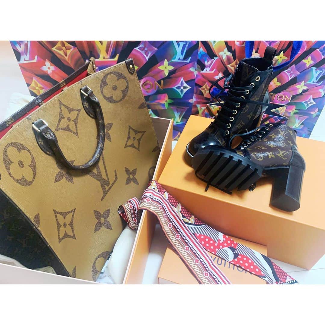 葉月樹里のインスタグラム：「ヴィトーン🛍👢🎗 . . .  #葉月樹里 #soiréeine #ソワレーヌ #louisvuitton #ルイヴィトン #LV #ヴィトン #ジャイアントモノグラム #モノグラム #最近は分厚めのヒールが好きでし歩きやすいから #足首にきだしたのでいよいよ年寄りです #ジャイアントモノグラムはたまたま入荷してるやつ見つけて買ったですテンアゲうれぴよぴえんぴえん #ツイリーは大人しめにしたつもり」