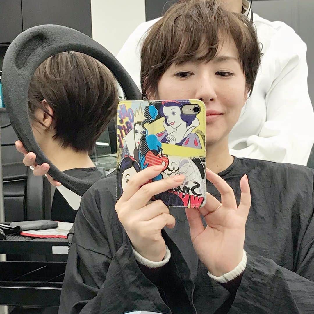 藤森香衣さんのインスタグラム写真 - (藤森香衣Instagram)「短くしました💇‍♀️ ・ 4〜5年前の写真を見ていたら 無性に切りたくなり、 久しぶりに 「襟足が見えるショート」に。  あー、すっきり😊✨ 私の髪の状態や、生えグセも熟知している 梅さん、本当にいつも感動👏  #shorthair #toniandguyjapan  #hairsalon  #hiroo #tokyo #japan #ヘアサロン  #トニガイ #広尾 #髪型  #美容室 #美容師  #ショートカット #ショートヘア」12月6日 21時25分 - kaefujimori