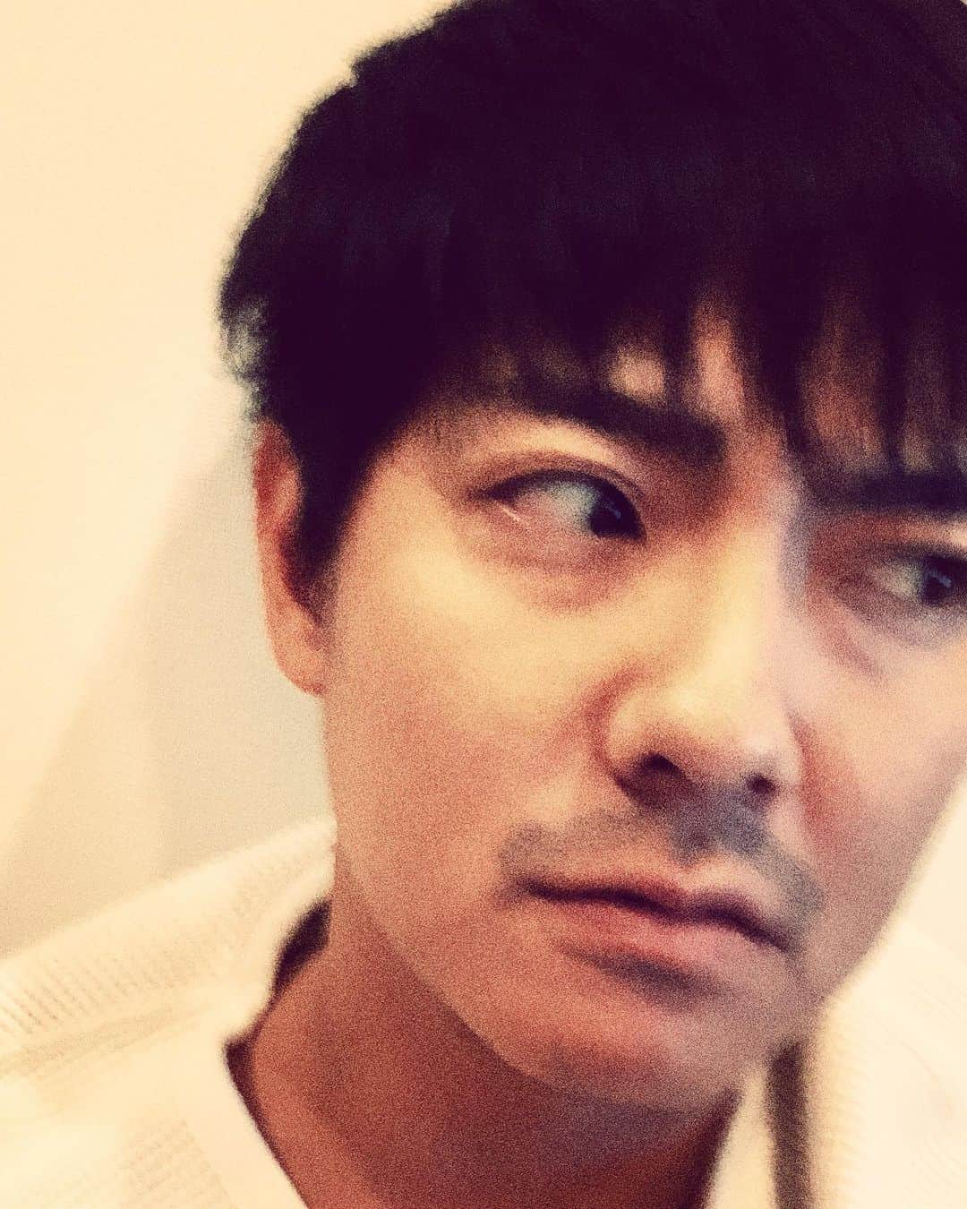 長田成哉のインスタグラム：「物想いにふける。 （ただの二日酔いです） #二日酔いがひどい」