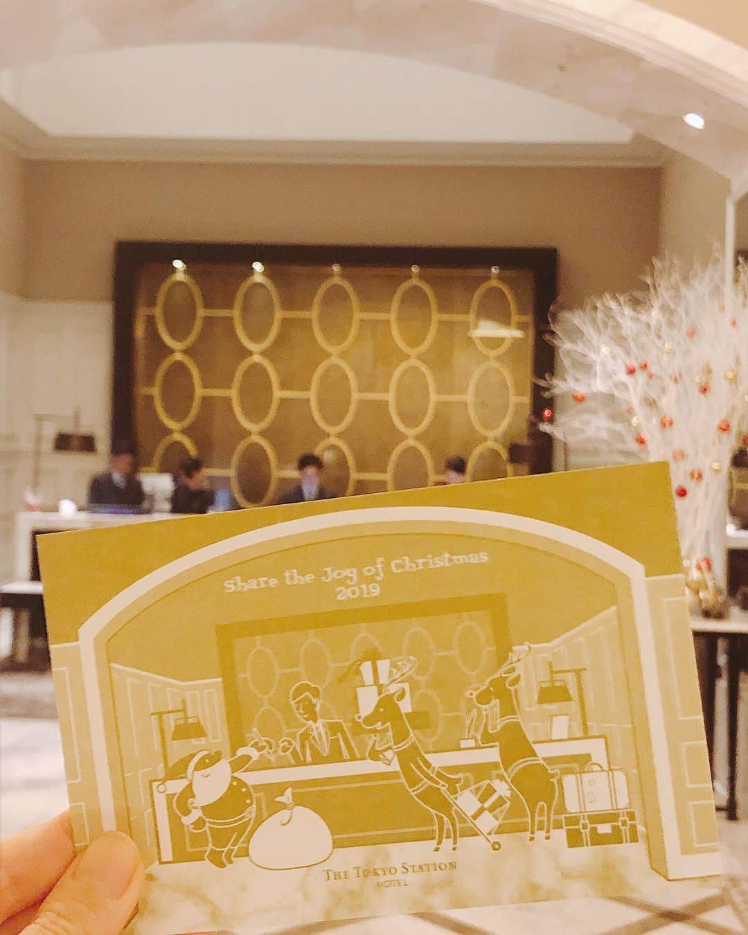 東京ステーションホテルTokyo Station Hotelさんのインスタグラム写真 - (東京ステーションホテルTokyo Station HotelInstagram)「毎年クリスマス限定でお部屋だけに置いている、﻿ オリジナルのクリスマスカード。﻿ サンタ＆トナカイのホテルシーンを描くシリーズで、今回はフロントでチェックインしている様子をデザイン。﻿ 2014年版のサンタとトナカイがロビーを訪れた時に持っていた荷物が、実は今回も描かれています。ストーリーがさりげなく続いています。﻿ ﻿ We put the new, unique 2019 depicting a Christmas card only in our guest rooms during the Christmas season.﻿ These are the latest in a continuing series hotel scene with Santa Claus and reindeers. This year, it features them checking-in. In the 2014 version, they arrived at the hotel lobby and we feature the “same luggage” in the 2019 version. Our story is continuing gently.﻿ —————————————————————﻿ #tokyotravel #tokyotrip #tokyostation #tokyostationhotel #marunouchi #tokyotokyo #smallluxuryhotels #forbestravelguide #ホテルステイ #東京ステーションホテル #東京駅 #東京駅舎 #丸の内 #旅記録 #ホテル好き #東京イベント #MYTOKYOIS #tokyotokyo #HotelsForTheHolidays #christmas2019  #christmascard #greetingscard #charityornament  #クリスマスオーナメント #クリスマスチャリティ #クリスマスツリー #クリスマス2019」12月6日 21時29分 - tokyostationhotel