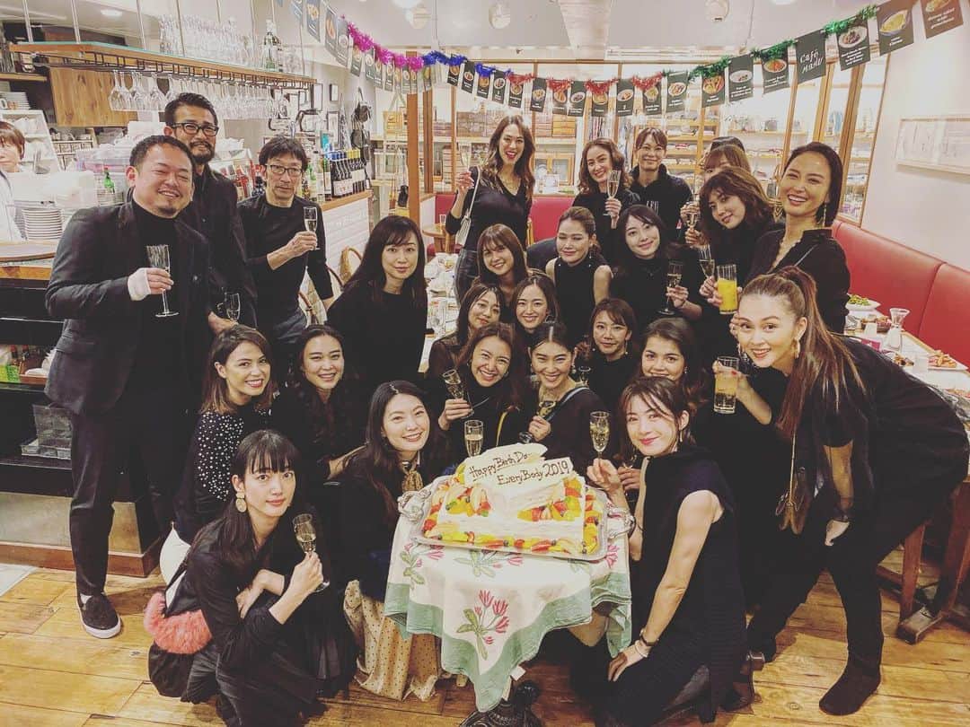 藤井アルダのインスタグラム：「イデアクリスマス and 誕生日会🎂🎄 #family #ideafamily #love #christmas #birthday #models」