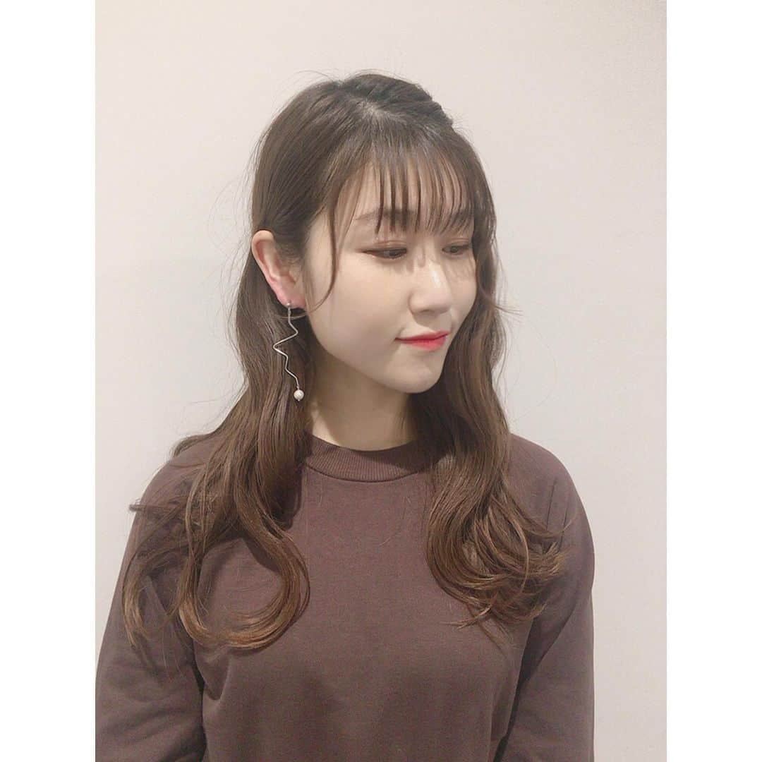 かれん（古賀かれん）さんのインスタグラム写真 - (かれん（古賀かれん）Instagram)「﻿ 今日は、名古屋﻿ ﻿ 中京テレビ　キャッチ！にて﻿ 綺麗なツリーの前で﻿ 生歌披露させてもらいました﻿ ﻿ 本当に寒かったので皆さん﻿ 暖かくしてくださいね！﻿ ﻿ #かれんのしふく﻿ #今日はミルフェのスウェットワンピ﻿ #ピアスもお気に入り﻿ #ピアスはローリー」12月6日 21時32分 - lgm_karen_official