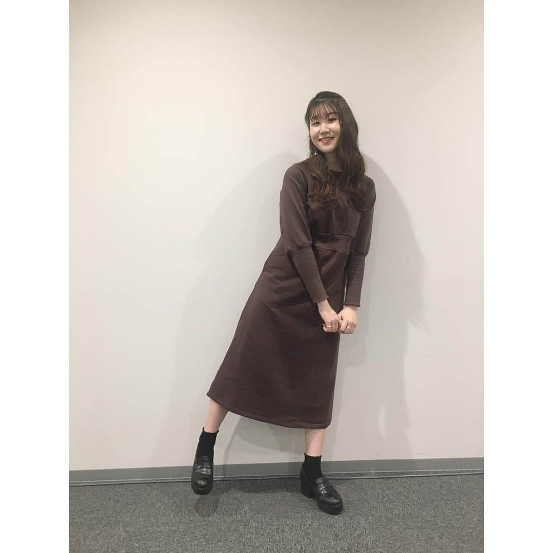 かれん（古賀かれん）さんのインスタグラム写真 - (かれん（古賀かれん）Instagram)「﻿ 今日は、名古屋﻿ ﻿ 中京テレビ　キャッチ！にて﻿ 綺麗なツリーの前で﻿ 生歌披露させてもらいました﻿ ﻿ 本当に寒かったので皆さん﻿ 暖かくしてくださいね！﻿ ﻿ #かれんのしふく﻿ #今日はミルフェのスウェットワンピ﻿ #ピアスもお気に入り﻿ #ピアスはローリー」12月6日 21時32分 - lgm_karen_official