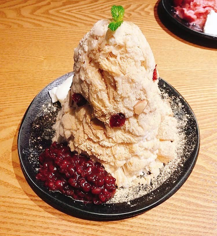 小林未来さんのインスタグラム写真 - (小林未来Instagram)「早朝からお仕事頑張ったご褒美は、美女とかき氷😍 ちゃんれいは安定の #いちごホミビン 🍓みらてぃは #きな粉餅ホミビン にしてみたよ🍧🍧 台湾の #雪花冰 的な氷に、小豆・わらび餅・パンナコッタ・ドライフルーツ・スライスアーモンドのトッピングでお腹いっぱい❤️ #韓国コスメ を探してめっちゃ歩いたから、またお腹すいちゃった🥺 #新大久保 #ホミビン #氷活 #かきごおりすと #東京かき氷 #韓国かき氷 #homibing #shaveice #japaneseshavedice #koreanshavedice #instasweets #cafestagram #shinokubo #tokyo」12月6日 21時39分 - mirai.kobayashi
