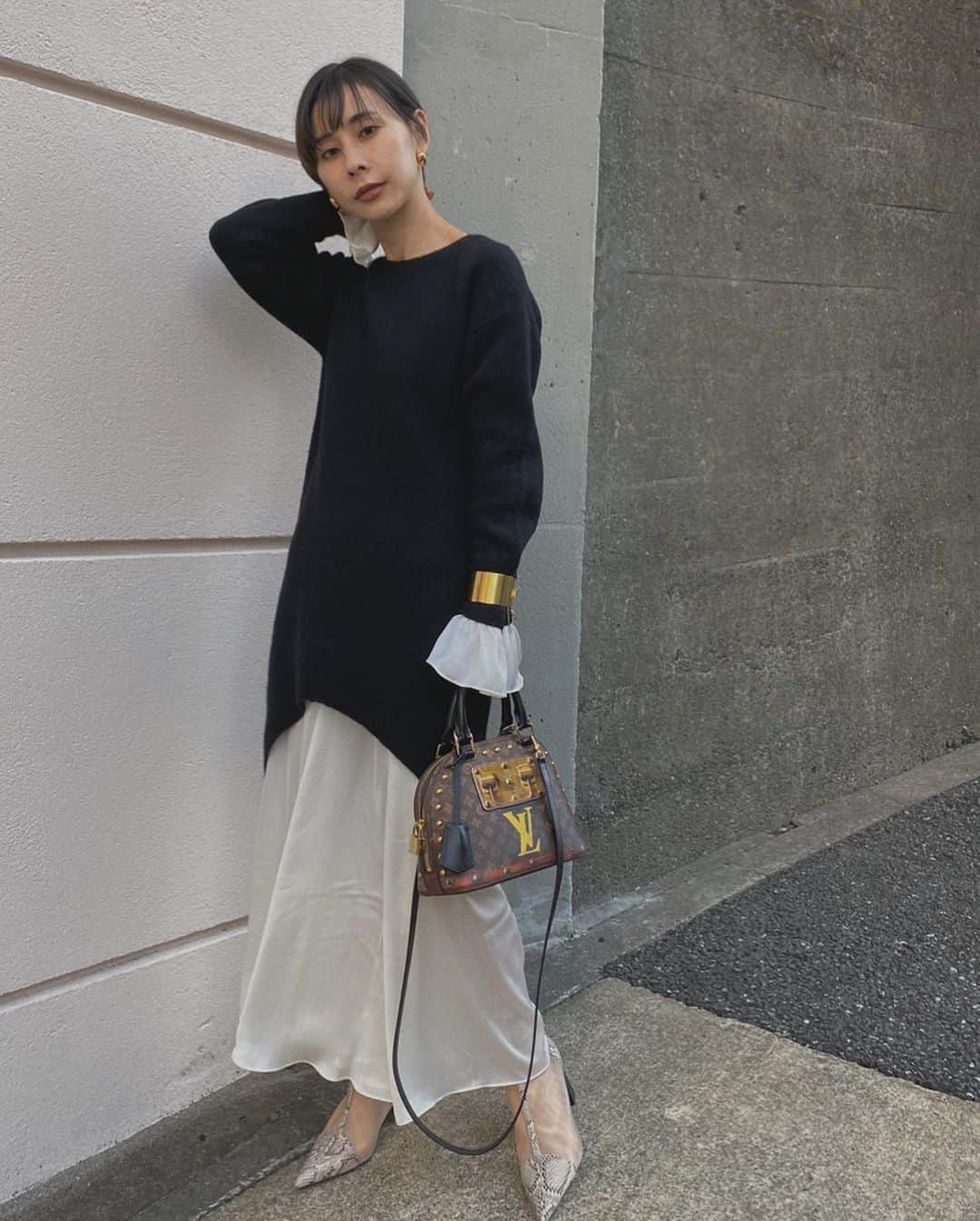 黒石奈央子さんのインスタグラム写真 - (黒石奈央子Instagram)「あめりふく。 . .  UNDRESSED MERMAID TIGHT KNIT DRESS ¥18500+tax 12/10 . マーメイドニットドレスの大本命カラーのブラック。これはオーダーしたやつ。 . @ameri_shinjuku @amerivintage @ameri_daikanyama @ameri.shinsaibashi #ameri#amerivintage #fashion #vintagefashion #coordinate#ootd#outfit#osanposnap #705_outfit #大人ファッション #大人コーディネート #大人スタイル #modestyle #modefashion#modecasual」12月6日 21時39分 - blackstone705