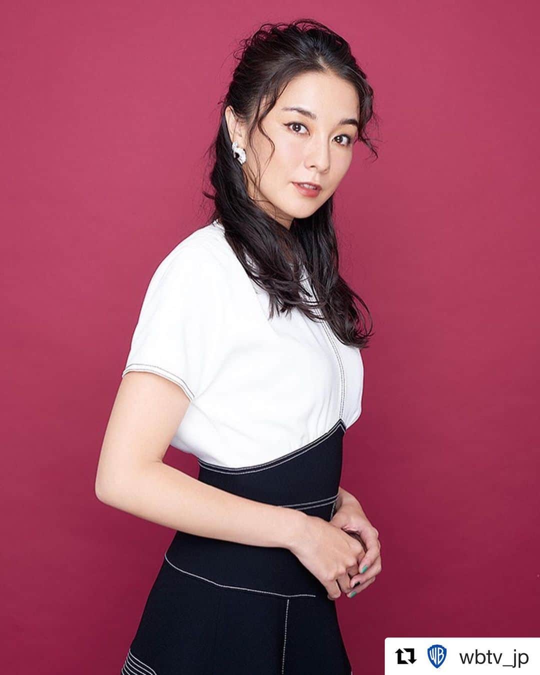 のインスタグラム：「An interview about Game Of Throne, Cause I am a big fan!!! * * 大のゲームオブスローンズファンの私❤️ GOTの魅力について、別冊［DVD&動画配信でーた]&ワーナーブラザーズジャパンにてインタビューしていただきました❗️女優やってて良かった〜😍 * * * 【ゲームオブスローンズ 最終章】 DVD&ブルーレイ好評発売中です✨🥂 #got #gameofthrones  #tvdrama #bigfan #japaneseactress #warnerbros  #ワーナーブラザーズジャパン  #ゲームオブスローンズ  #大ファン #伊藤歩」