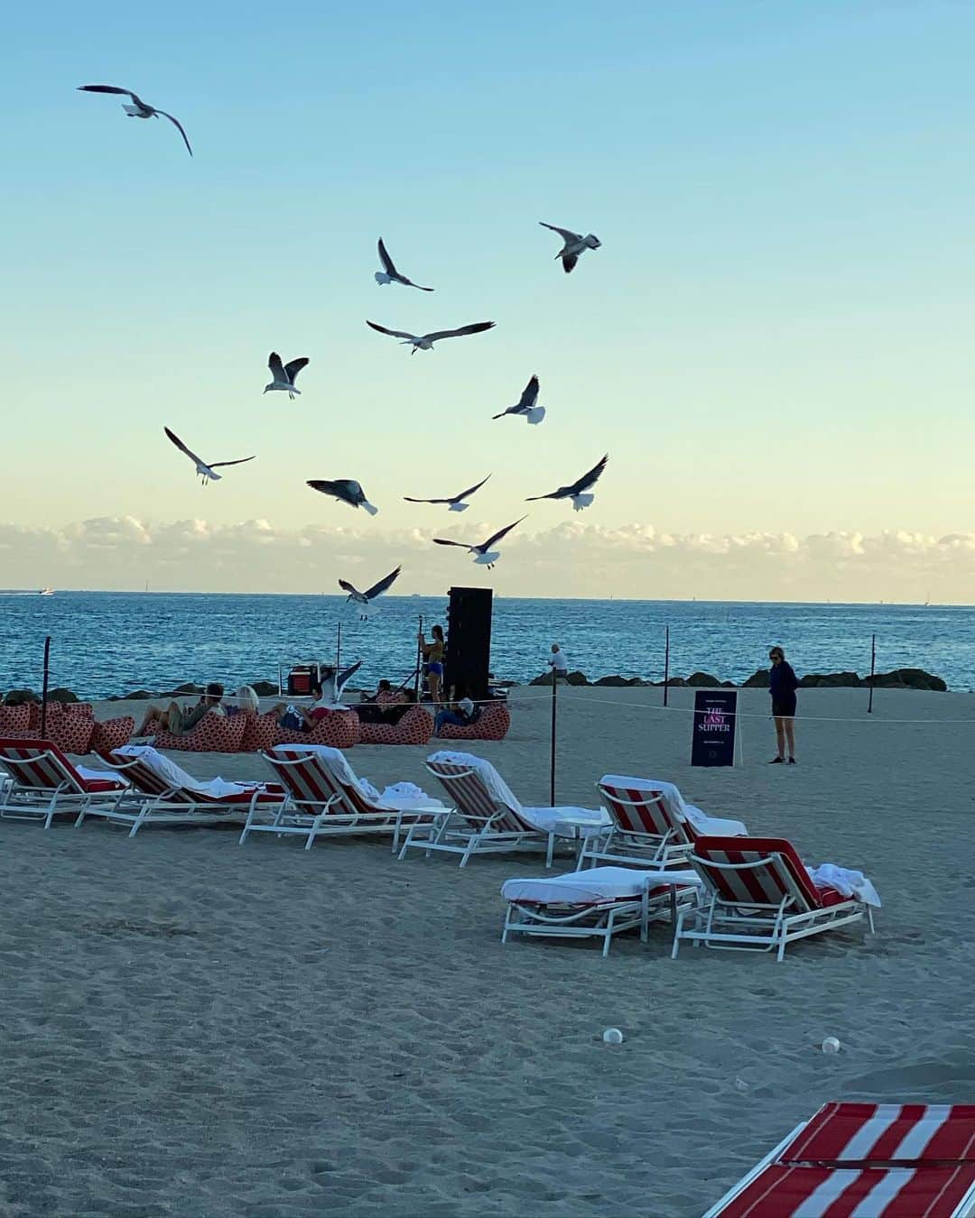 ヨハネス・ヒューブルさんのインスタグラム写真 - (ヨハネス・ヒューブルInstagram)「Perfect day at the Beach #AmToPm #swipe #normanfoster」12月7日 8時32分 - johanneshuebl