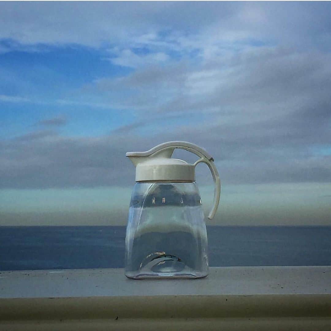 Lustrowareのインスタグラム：「Gloomy days got you down? No worries! This pitcher can turn your day into sunshine ☀️ The Locking Pitcher is BPA-free and heat resistant! You can enjoy hot beverages just the way you like it! ☕️ - - - - #lustroware #lockingpitcher #coffeepitcher #teapitcher」