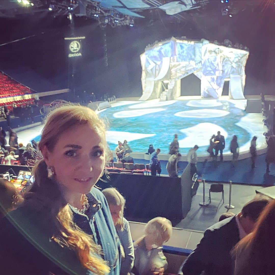 タチアナ・ナフカさんのインスタグラム写真 - (タチアナ・ナフカInstagram)「Друзья, а кто из вас уже был на шоу CRISTAL Cirque du Soleil?! 🧐😁 Вот и я добралась до него! Как давнего поклонника цирка Дю Солей, ещё при анонсе данного шоу в России, меня не покидала мысль, что это очень рискованно с их стороны привозить цирк на льду в страну, которая не уступает первых мест пьедесталов со всех только возможных и невозможных соревнований фигурного катания на льду, да и цирковая школа в России тоже весьма сильная... В страну, где столько своих олимпийских чемпионов, ледовых шоу и ценителей именно фигурного катания!!! Ну что ж, посмотрим, подумала я. 😁 И кажется, я была права! После просмотра у меня двойственное ощущение... Реально смотря на вещи, хочу отметить, что готова стоя аплодировать канадским и американским продюсерам и пиарщикам за смелость и талант, так рекламировать и красиво упаковывать. 👏👏👏 С другой стороны, высшего пилотажа фигурного катания я не увидела, так же как и цирка в полном смысле этого слова. Да, я понимаю, что это Du Soleil со своими традициями, качеством и идеями, и ни в коем случае не умаляю их достоинств, но мне кажется, что это шоу не самое их лучшее произведение. Из всего шоу, мне понравилось только 2  номера , один с эквилибристикой, другой с полетом, но к фигурному катанию это вообще никакого отношения не имеет. 😔 Но ещё печальнее, что я видела, как некоторые уходили, не найдя силы досмотреть, не смотря ни на что: ни на потраченные не малые деньги на билеты, ни на обещания супер шоу. Всё-таки, наш зритель в плане шоу на льду привык к другому качеству катания и уровню духовной идеи, широты души, если хотите. 👆💪 И что-то мне подсказывает, что уже  сравнив и уровень фигурного катания, и уровень шоу, и цены... Наш зритель останется нашим! 😉🙏 Поэтому приходите смотреть на наших Олимпийских чемпионов, на наших шоу и вы сами лично убедитесь в том, что качество и уровень у нас на все 💯! ✨✨✨ P. S. Хотелось бы узнать и ваше мнение! Может быть я слишком строга, потому что смотрю на всё, что связано со льдом с точки зрения перфекционизма?! 😅🙈 #ТатьянаНавка  #Москва #мнение #фигурноекатание #СпящаяКрасавица #ЛегендаДвухКоролевств #сказканальду #мюзиклнальду #нашешоу #волшебствональду #навкашоу」12月7日 8時37分 - tatiana_navka