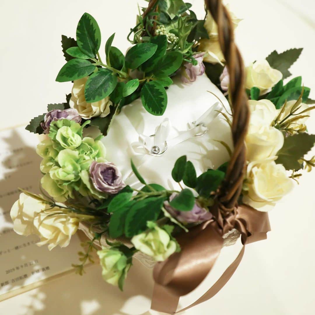 ホテルモントレ ラ・スール大阪ウエディングのインスタグラム：「@lasoeurosaka_wedding お洒落なリングピロー♡ #花嫁diy も人気♡ . . . #モントレ花嫁 #ホテルモントレラスール大阪  #モントレウェディング #モントレ #モントレラスール大阪 . . #dressy花嫁  #marry花嫁  #プレ花嫁 #卒花嫁 #全国の花嫁さんと繋がりたい  #weddingdress #takamibridal  #wedding #結婚式 #ホテル」
