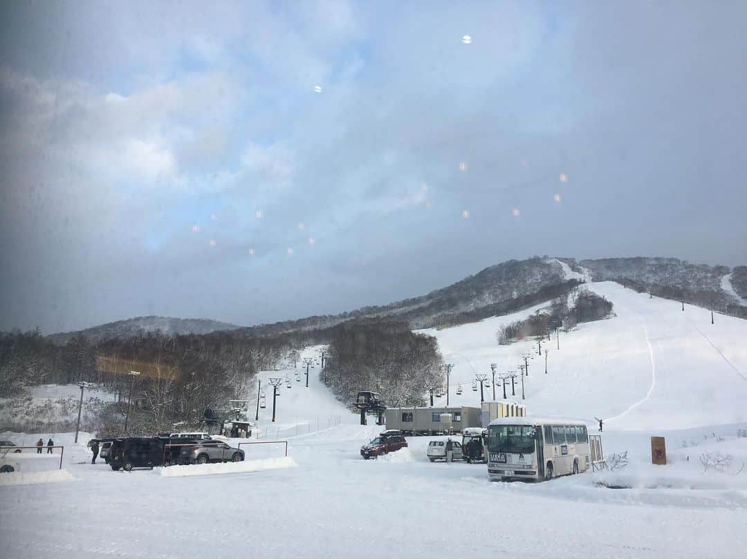 azumiのインスタグラム：「ゲレンデ最高です⛷ 本日こちらの ニセコ #THELODGEMOIWA834 さんで19時よりフリーライブです！ #wyolica #ワイヨリカ  #怪我をしてしまいスキー滑れず無念！うわーーん！😭😭😭😭😭😭😭」