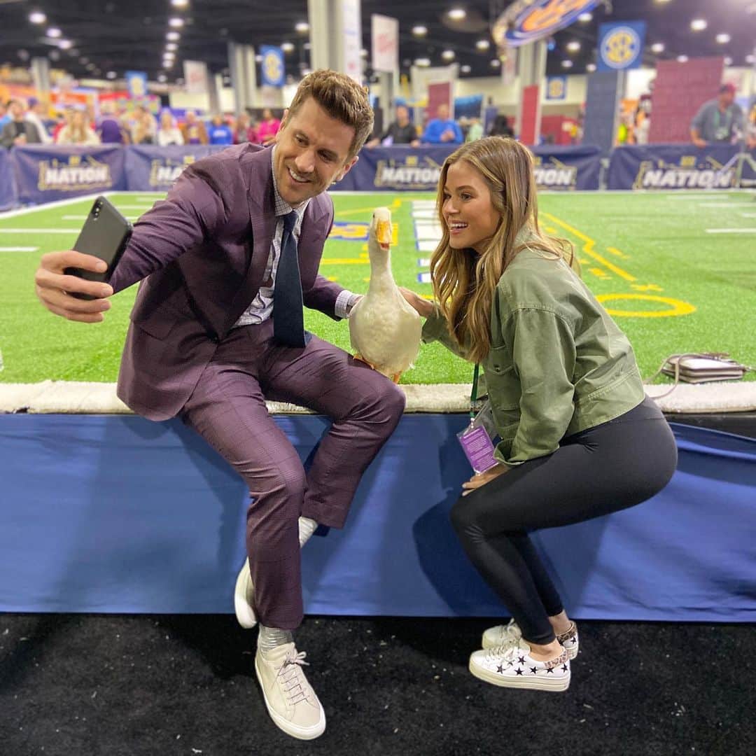 ジョーダン・ロジャースのインスタグラム：「The. Aflac. Duck!!!!! Dude is a rockstar. So Ducking cool. My life is complete... and of course he liked JoJo way more than me 🙄」