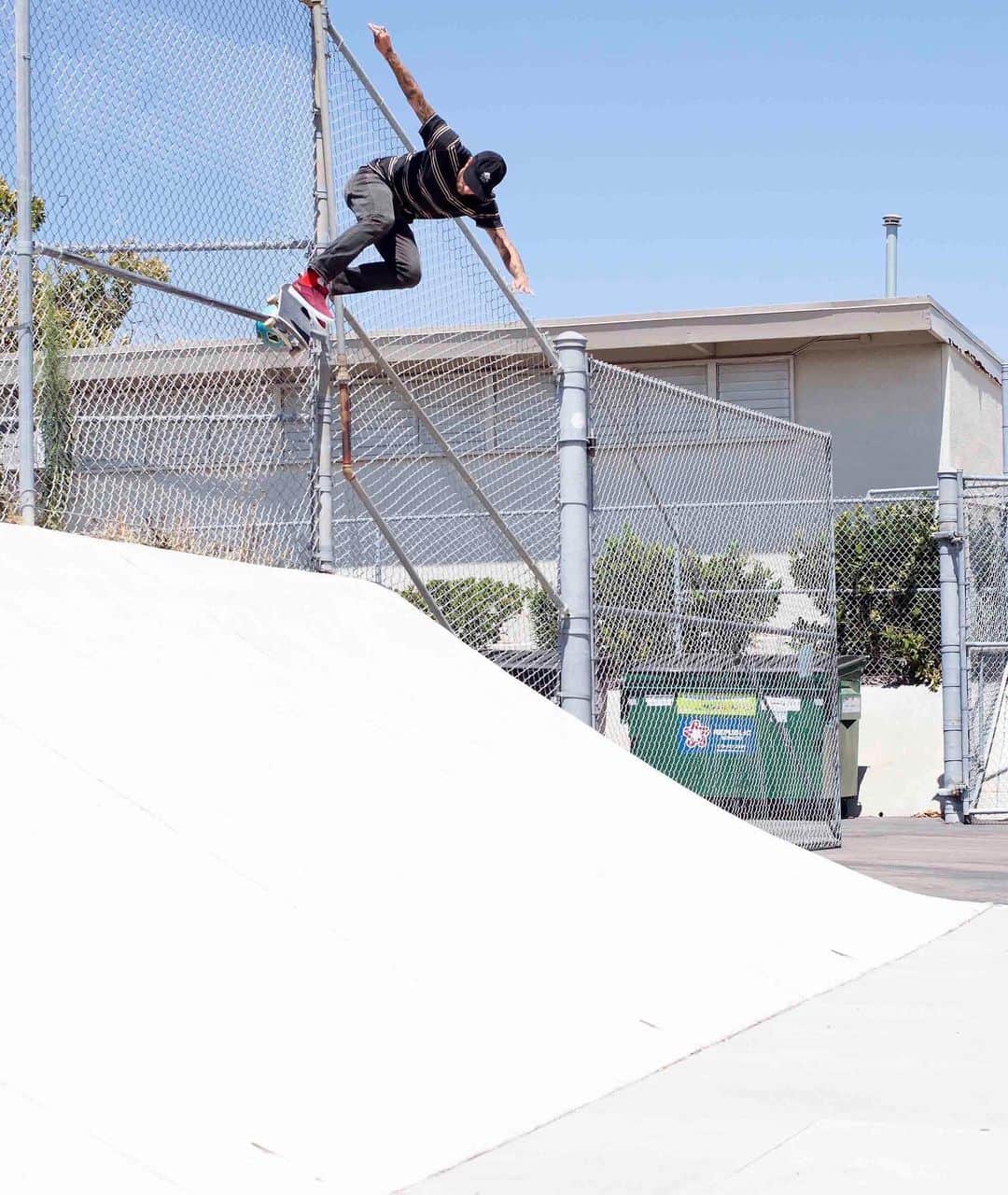 のインスタグラム：「Happy Birthday @rileyhawk! Watch his Baker 4 part now playing on @thrashermag to celebrate. 📸 @rhino」
