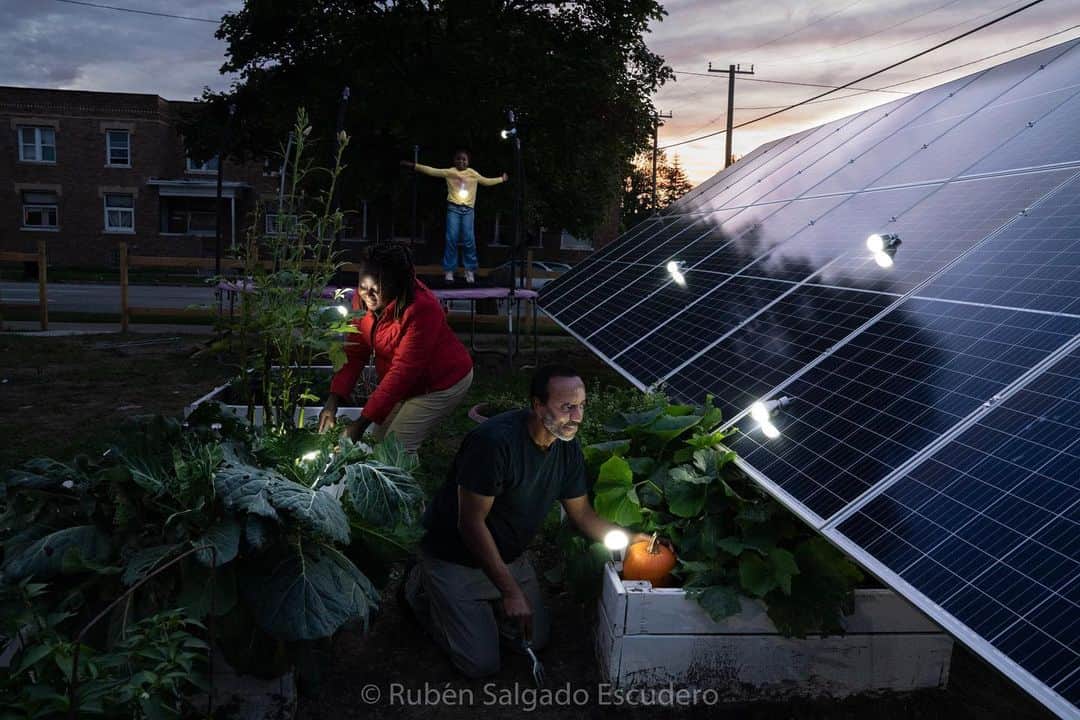 アレックス・オノルドのインスタグラム：「This summer the @honnoldfoundation supported a project in Detroit with NEWCC (North End Woodward Community Coalition) to put solar on 10 homes. @rubensalgadoescudero came through as part of his solar portraits series to document some of the work, which is where this photo comes from.  Next month, the Honnold Foundation will be holding an open call for grant applications - basically we’ll be accepting project ideas starting on January 13th. I’ll post more about it as we get closer, but I’m pretty excited to see what kind of solar work we can help support in the coming year. @insidenatgeo」