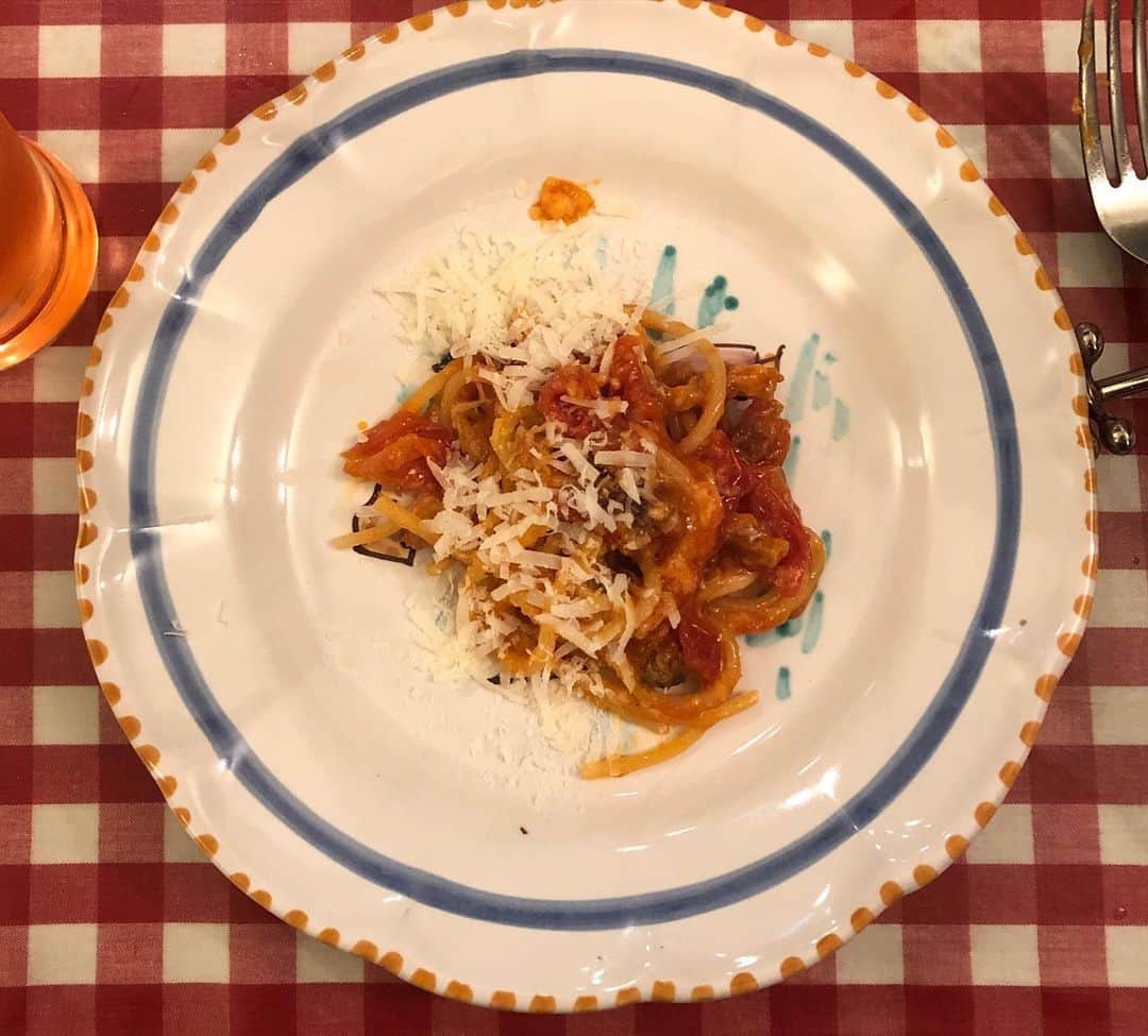 行正り香さんのインスタグラム写真 - (行正り香Instagram)「昨晩は、随分前から予約させていただきまして、福岡は高宮イタリアンSACCOに家族で行きました。シェフの秋元幸さんの作る料理は南イタリアの食堂の味。福岡に遊びに来て、そのままシチリアやプーリアにワープさせてくれます。こんな味を再現できるってすごいなぁ！福岡に来たら必ず訪れたいお店です。#行正り香 #rikayukimasa #パッキアの岡村シェフに教えて頂きました#アマトリチャーナ、ポルチーニのパスタ、きびなこフリット、大好きなかつお菜のソテーなど、どれも美味しい。#今度ここで福岡のみなさんと、ご飯会をさせていただきたい#SACCO#イタリア食堂#秋元幸@イタリア食堂SACCO#元気いただき、本日11:00からの西部ガスイベントもたのしみです。See you later. (^^)」12月7日 7時52分 - rikayukimasa