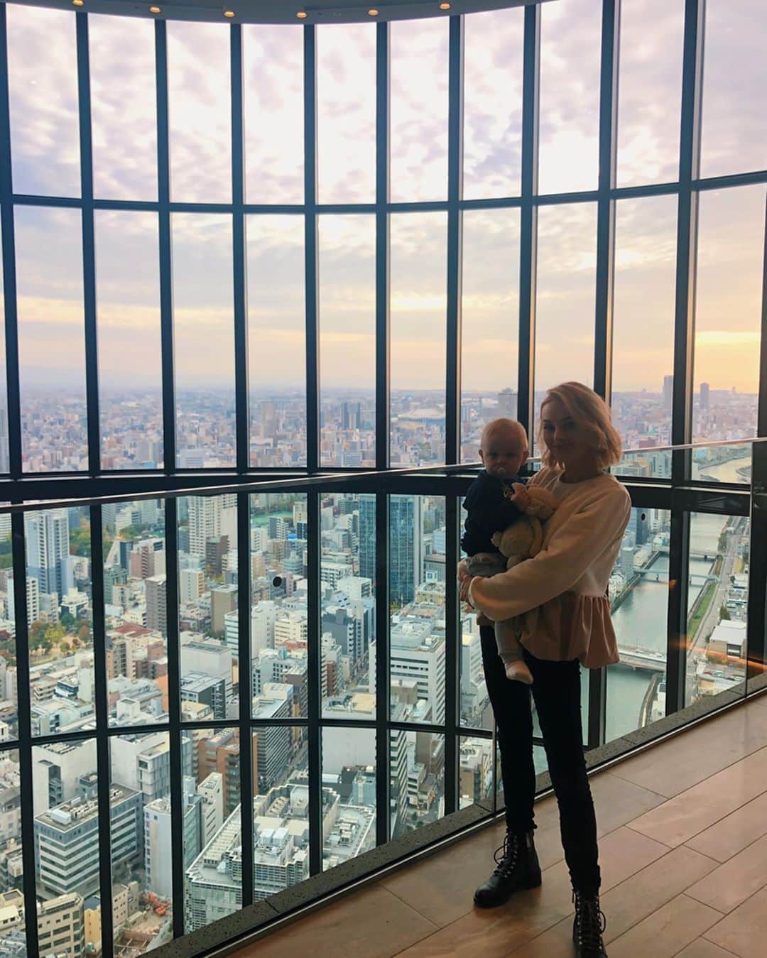 リアノン・ランゲラック（ミッチェル・ランゲラックの妻）のインスタグラム：「🦋💜💙❤️」