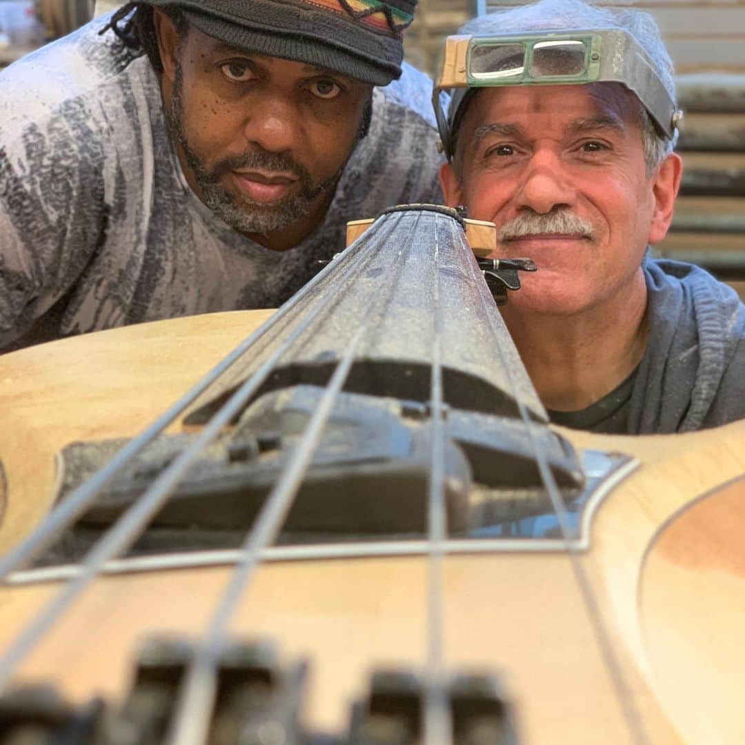 ヴィクター・ウッテンのインスタグラム：「Hanging with Vinny at @foderaguitars in Brooklyn.  #fodera #foderaguitars #victorwooten #bass #mondayswithmike」
