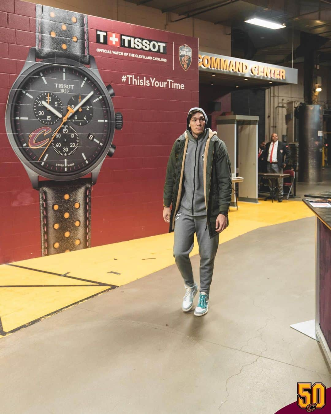 キャブスさんのインスタグラム写真 - (キャブスInstagram)「Clocking in for Friday night hoops!  What are you up to this weekend, friends?」12月7日 8時04分 - cavs