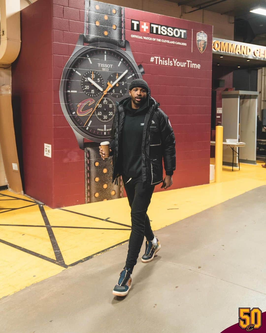 キャブスさんのインスタグラム写真 - (キャブスInstagram)「Clocking in for Friday night hoops!  What are you up to this weekend, friends?」12月7日 8時04分 - cavs