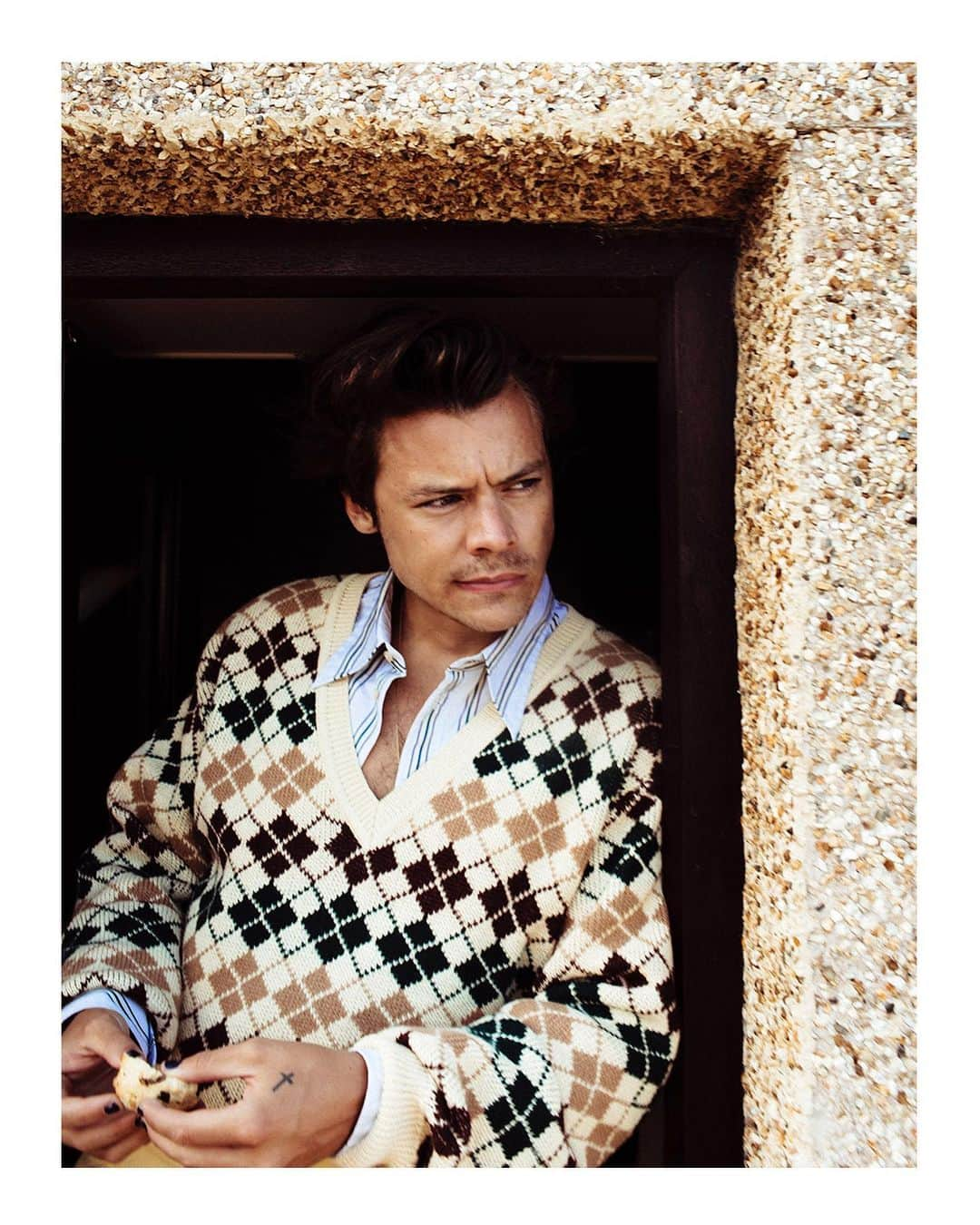 グッチさんのインスタグラム写真 - (グッチInstagram)「@harrystyles—face of the @guccibeauty #GucciMémoire d’une Odeur campaign—captured in a series of images from the making of his music video ‘Adore You’ wearing a selection of #Gucci looks designed by @alessandro_michele. #AlessandroMichele #GucciBeauty #AdoreYou Photography @helenepambrun Styling: @harry_lambert」12月7日 8時00分 - gucci