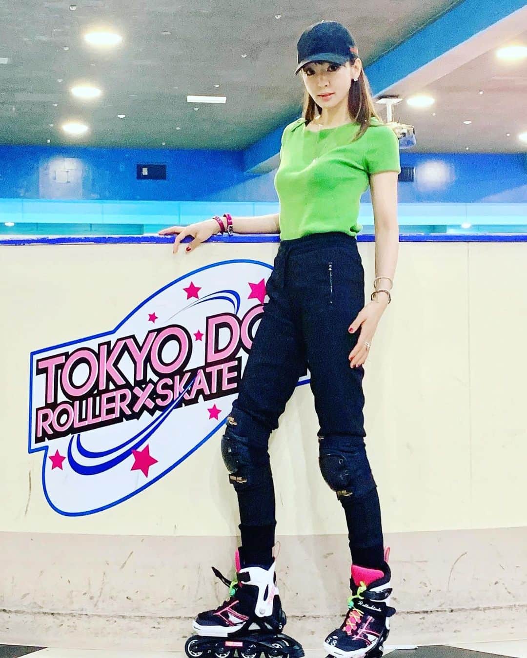 のインスタグラム：「娘💕のご要望に応えて 約20年振りにローラーブレードをしました☺️ すっかりご褒美ネタの１つになりました😅 ストーリーズに動画あげてます。 #ローラーブレード#rollerskating#rollerskates#rollerskate#娘と#神田うの@unokandam」