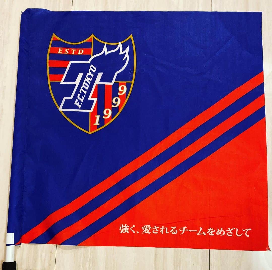 植田朝日のインスタグラム：「🔵🔴﻿ ﻿ みんな、フラッグ忘れないで持って来てね〜‼️﻿ ﻿ やっぱ今シーズンはフラッグの印象が強いよね。﻿ ﻿ 最後まで振りまくっちゃいましょう！w﻿ ﻿ あとユルネバの時とかタダ掲げるんじゃなくて、ゆっくり振った方がカッコいいよ。笑﻿ ﻿ #tokyo12 #青赤フラッグ #fctokyo﻿ ﻿」