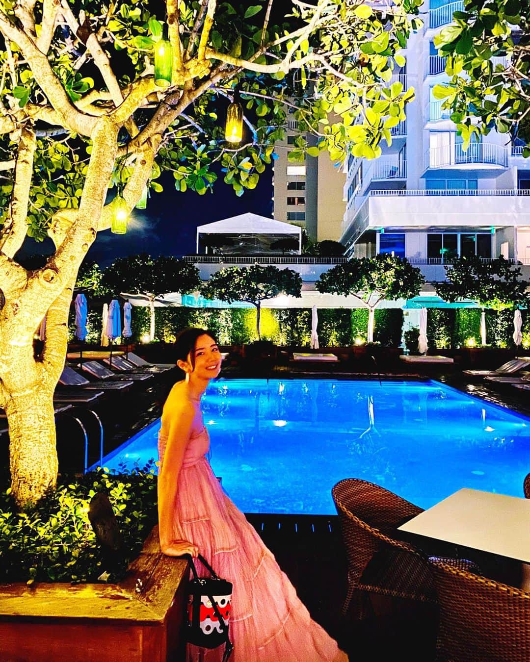 夏目愛美さんのインスタグラム写真 - (夏目愛美Instagram)「♡ プールが素敵なホテル。 お昼もいいけど夜はもう、感動です✨ #themodernhonolulu  #hawaii #waikiki #trip #instagood」12月7日 8時31分 - manami_natsume