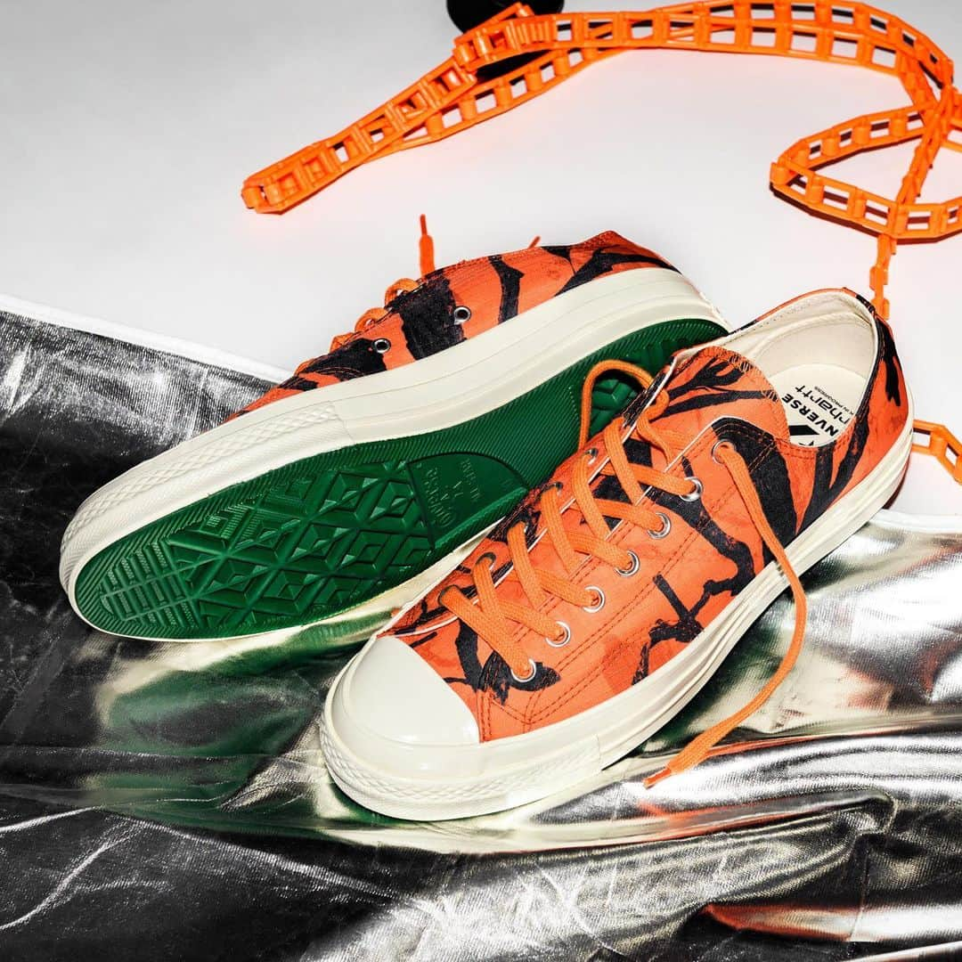 HYPEBEASTさんのインスタグラム写真 - (HYPEBEASTInstagram)「@hypebeastkicks: @converse and @carharttwip are reuniting for two takes on the Chuck 70 silhouette. Influenced by Carhartt WIP's Fall/Winter collection, the first colorway showcases an eye-catching bright orange camo print. The second colorway is a tonal black corduroy and cotton twill upper. Tying up the release are two sets of Carhartt WIP-branded laces and co-branded footbeds.⁠⠀ Photo: Carhart WIP」12月7日 8時29分 - hypebeast