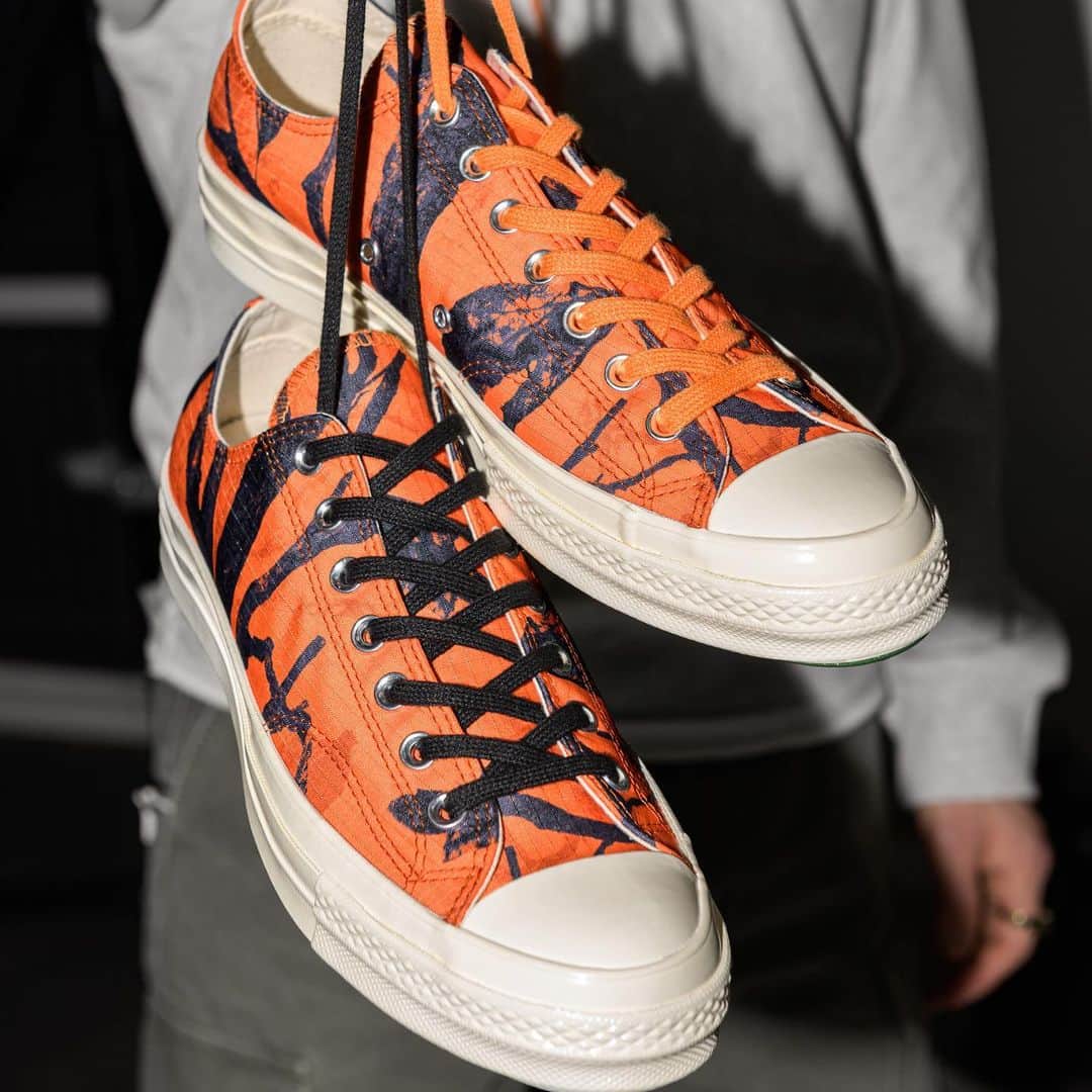 HYPEBEASTさんのインスタグラム写真 - (HYPEBEASTInstagram)「@hypebeastkicks: @converse and @carharttwip are reuniting for two takes on the Chuck 70 silhouette. Influenced by Carhartt WIP's Fall/Winter collection, the first colorway showcases an eye-catching bright orange camo print. The second colorway is a tonal black corduroy and cotton twill upper. Tying up the release are two sets of Carhartt WIP-branded laces and co-branded footbeds.⁠⠀ Photo: Carhart WIP」12月7日 8時29分 - hypebeast