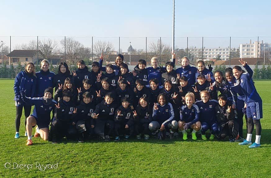 熊谷紗希さんのインスタグラム写真 - (熊谷紗希Instagram)「Merci beaucoup les fille pour les petits japonaises😍❤️🙏🏻 @ol #teamol#🔴🔵 リヨンのチームメイトたちと一緒に写真を撮ってもらいました📸 快く一緒に撮ってくれた仲間たちに本当に本当に感謝です❤️🙏🏻 #みんなに感謝#ありがとう#Aligato 📸 @dreger.ryszard69」12月6日 23時31分 - kumagai1017