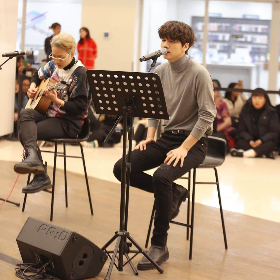 VIXXさんのインスタグラム写真 - (VIXXInstagram)「. [20191206] HYUK SPECIAL BUSKING LIVE 비하인드🎬 . 소중한 추억을 만들어줘서 고마워💕 . #빅스 #VIXX #혁 #HYUK #한상혁 #Special_Busking🎤」12月6日 23時32分 - vixx_stargram