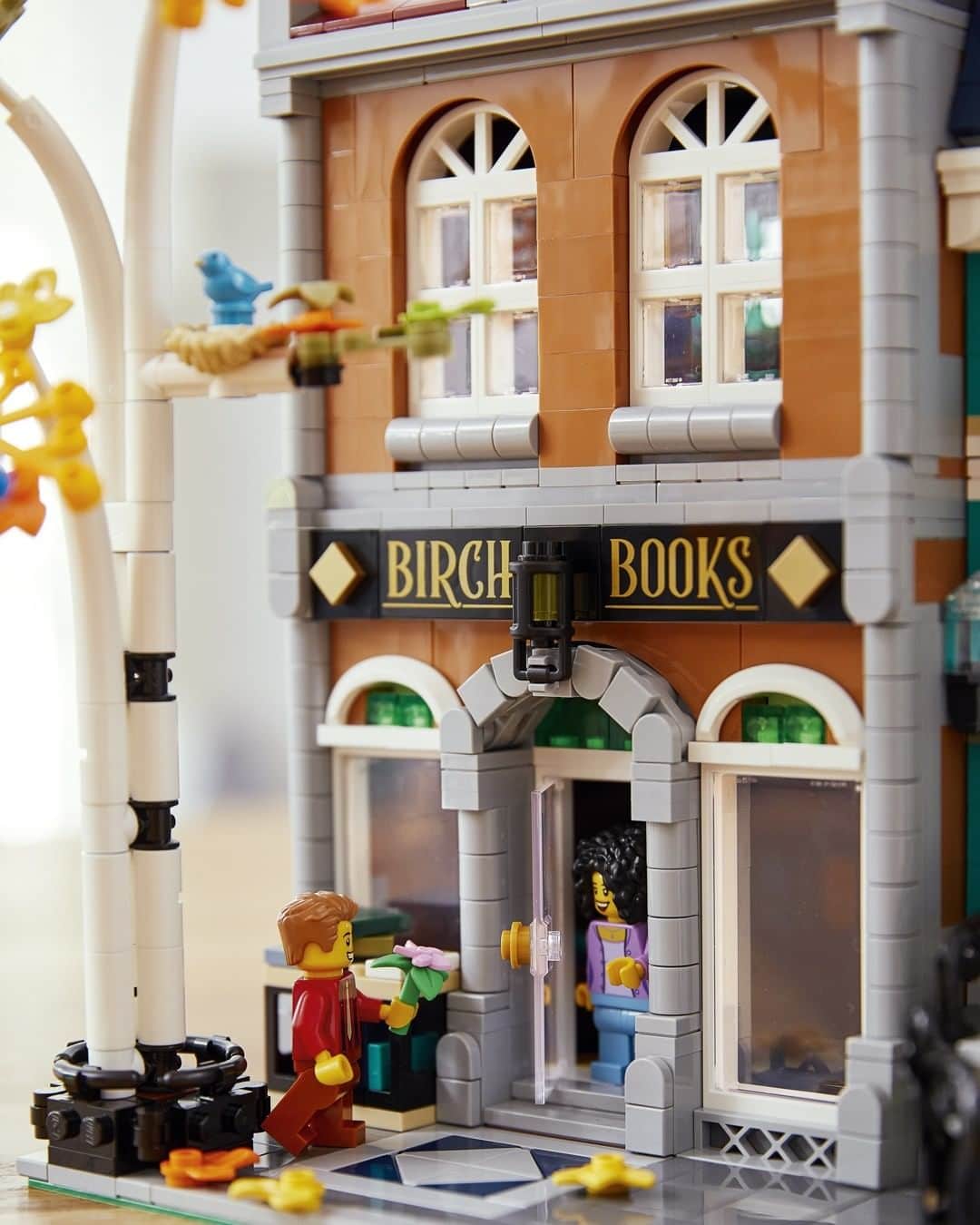 LEGOさんのインスタグラム写真 - (LEGOInstagram)「To all bookworms out there, a new Bookshop is joining the Modular Building collection! 📖」12月6日 23時34分 - lego