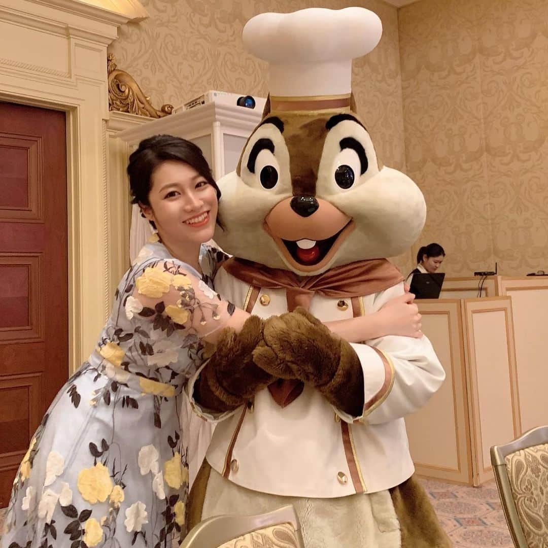 春原未来さんのインスタグラム写真 - (春原未来Instagram)「#tokyodisneysea #東京ディズニーシー #hotelmiracosta #ホテルミラコスタ に初めて行った時の #写真 ！#念願の #初訪問 . #お友だち の #結婚式 #披露宴 。涙が止まらないくらい感動的で，私も幸せな気分になれました！ 同じテーブルの人もみんな素敵な方で，類は友を呼ぶなあと思いました😌💞 . #hug が #恋しい #ハグ は #パワーの源 #春原未来 #チップとデール の #チップ #2shot #シェフ #chefchip 私の腕を掴んでくれているところがポイント!!!」12月6日 23時40分 - sunohara_miki