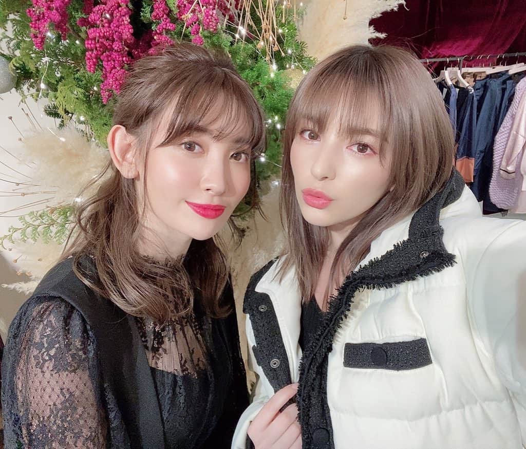 スミス楓のインスタグラム：「“Her lip to” @herlipto ﻿ Holiday collection limited store 🎅🏼💚 ﻿ ﻿ レセプションに招待していただき久しぶりにこじはるさんに会えました♡﻿ ﻿ わたしが着ている白のダウンは実物を見る前から一目惚れしてたやつ♡﻿ これ着てお出かけするの楽しみ🤗💓⛄️ ﻿ ﻿ 他のお洋服も可愛いがたくさん詰まってた~♡ ﻿ ﻿ #herlipto」
