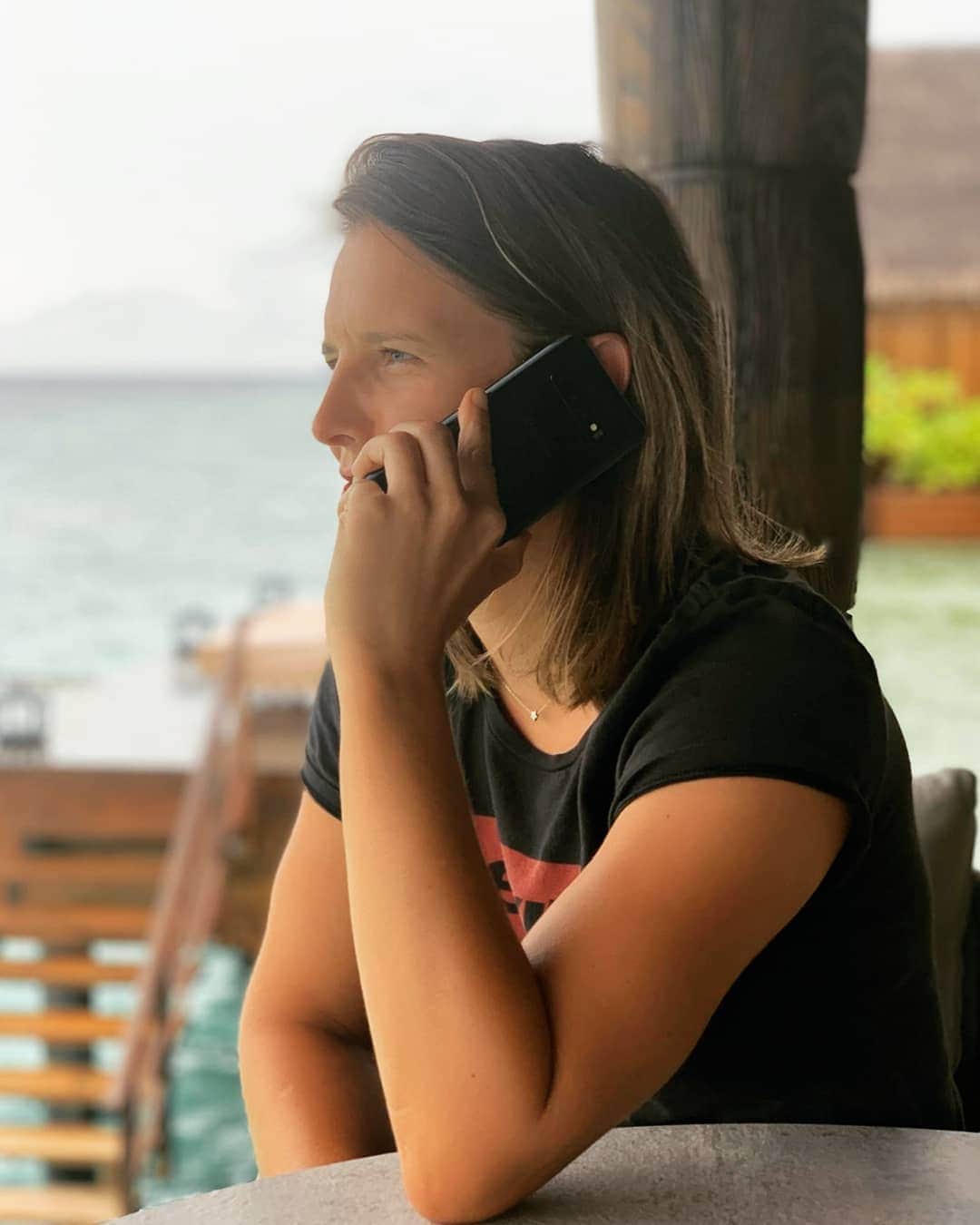 キルステン・フリプケンスのインスタグラム：「Even when travelling all over the world 🌍 Always keeping in touch with my family and friends with my @samsung_be 🥰 #samsung #galaxys10 #withgalaxy #ad #sponsored」