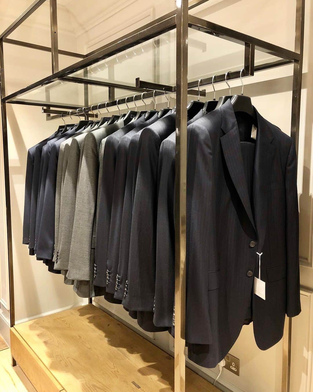 のインスタグラム：「Our Made in England range brings Chester Barrie back to its roots, with three key handmade in England suits being the highlights. Now reduced to £1000, discover the classic suits for yourself at our flagship store.  The suits are available in-store only and with limited stock, so make sure you visit us at 19 Savile Row soon before they’re all gone! . . . . #ChesterBarrie #Winter #WinterSale #Sale #AW19 #ShopTheLook #CBstyle #TailoredToFit #SavileRow #MenWithStyle#Fashion #MensStyle #Style #Tailoring #Menswear #Jacket #MensFashion #BritishFashion #MensLifestyle #London #NewCollection #Suits #Jacket #Fabric #British #Italian」