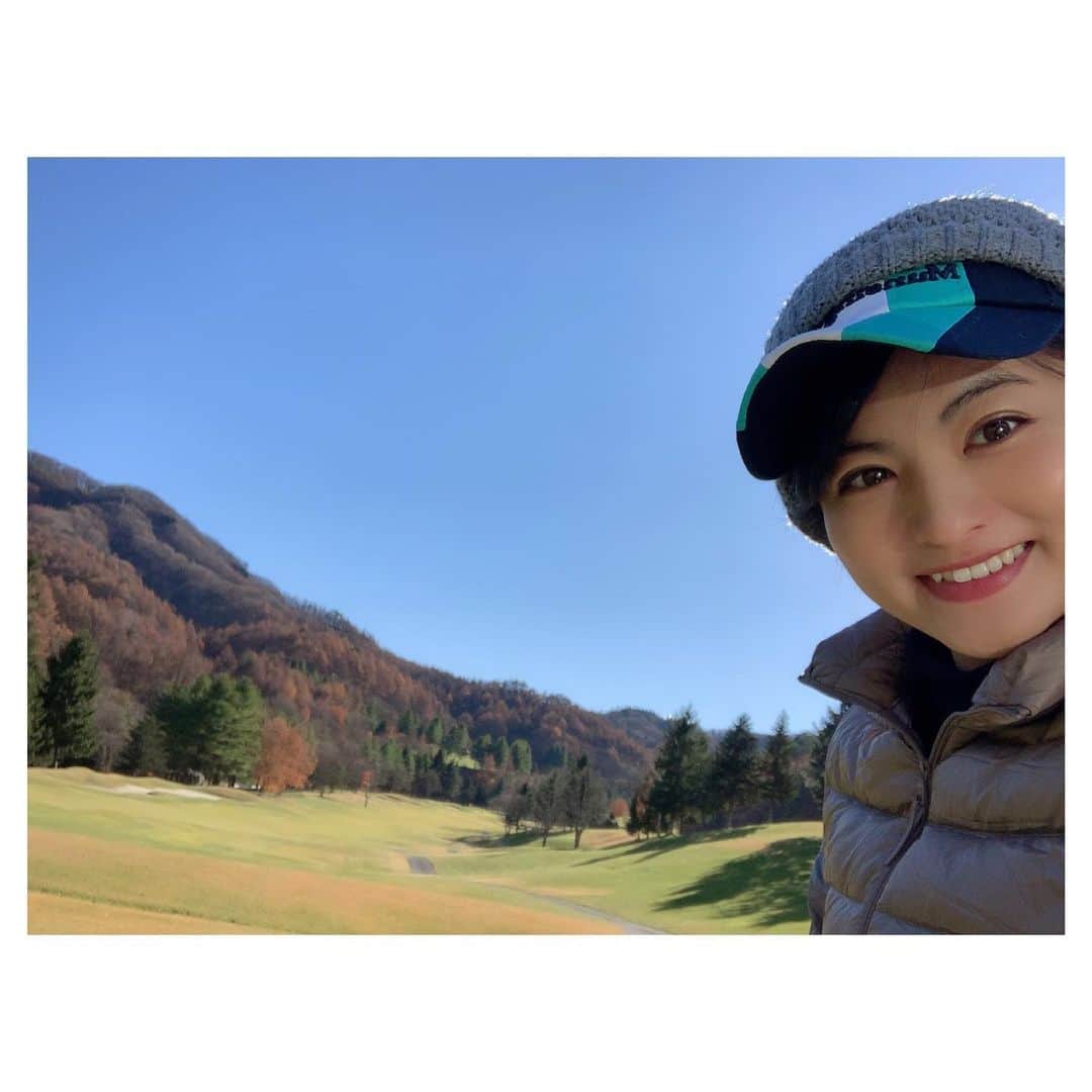 近藤祥子のインスタグラム：「* 11月下旬の軽井沢は キーンと寒い！！と、覚悟していたものの、 お天気に恵まれてポカポカで気持ちよかった☺️ (日陰や後半の終わりの頃は寒くなってきたけどね💦) . . 雲ひとつない青空で、 浅間山が目の前にドーンとあって、 このホールは気持ちよかった*\(^o^)/* そして、紅葉真っ只中で綺麗でした〜！ . . 今週末のゴルフは、千葉！ また紅葉見られるかな？？ . . #ゴルフ #ゴルフ女子 #golf #golfstagram #golfgirl #instagolf #随縁軽井沢ナインハンドレッド倶楽部 #軽井沢 #karuizawa #japanese #japanesegirl #紅葉 #浅間山 #mtasama #asamasam」