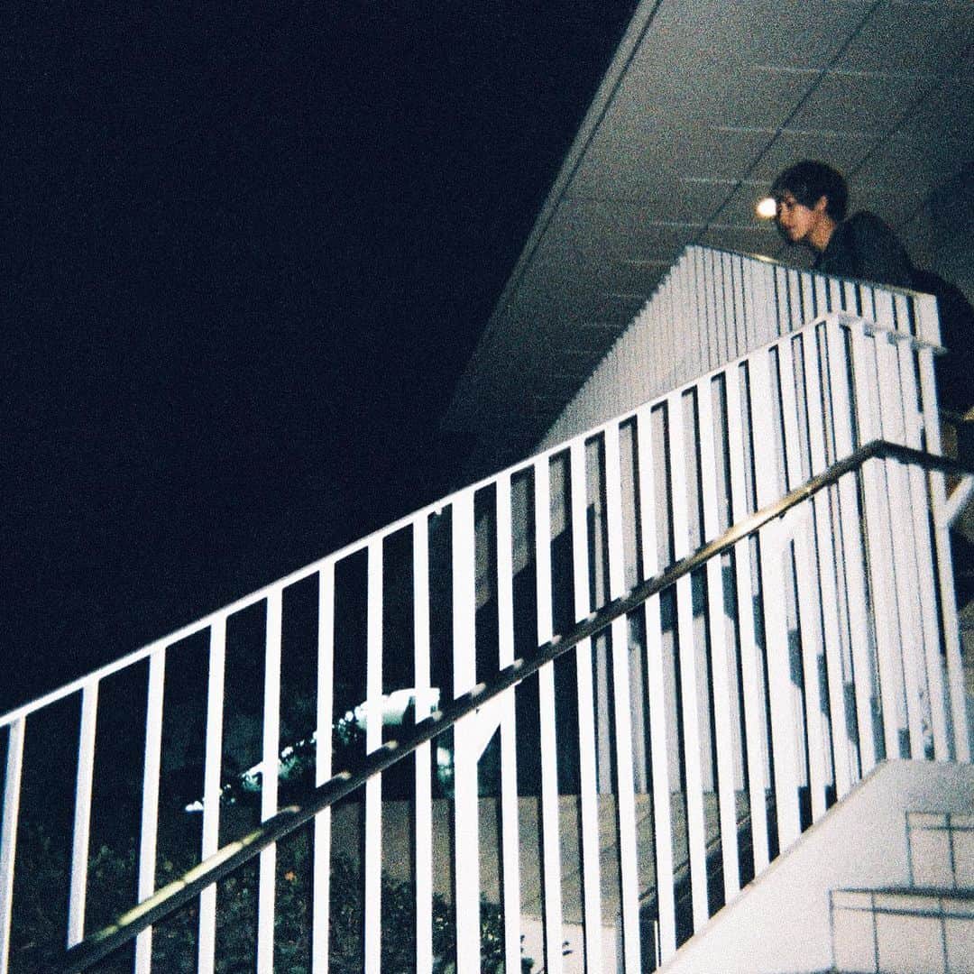 らいるのインスタグラム：「非常に寒い夜 暖かくして眠ってくださいね。  僕は今日も何処かで歌ってます。  良い夢を。 .... 写ルンですの旅に出たい。」