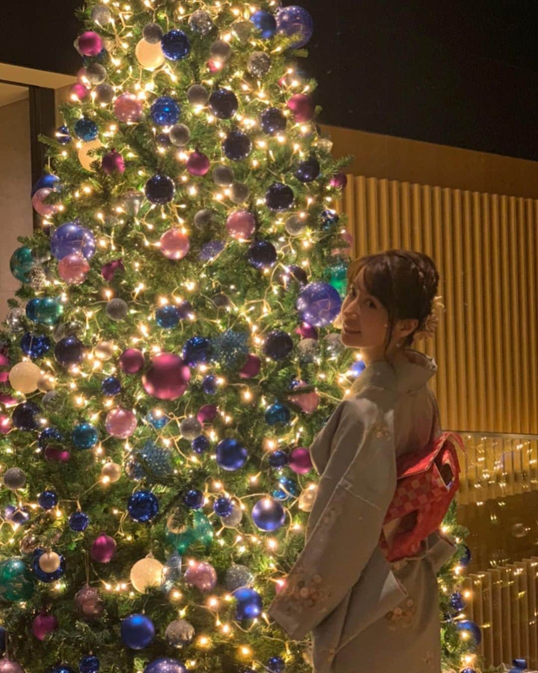中川杏奈さんのインスタグラム写真 - (中川杏奈Instagram)「お仕事で弾丸京都🚅🍁🎄 いつも自分では選ばないような綺麗な水色の着物を着せてもらいました💙 ホテルのクリスマスツリーとクリスマスの装飾が素敵すぎました✨✨ 真似したい😻🎄 ホテルのラウンジが素敵でアフタヌーンティーをしたいところを時間がないのでぐっと我慢し、ケーキだけ買って帰りの新幹線で食べました🍰✨ いつかまたゆっくり来たいです(^^) : #そうだ京都行こう  #金閣寺　#クリスマスツリー　#京都クリスマス　#着物　#kimono #kyoto #リッツカールトン京都 #theritzcarltonkyoto  #ピエールエルメ　#pierrehermekyoto #マカロン　#ホテルラウンジ　#ホテルカフェ　#ミルフィーユケーキ  #京都カフェ　#クリスマスツリー　#クリスマスツリーアレンジ #新幹線なう  #フェイラー　#フェイラーハンカチ #ポンポンバニー #おばあちゃんじゃなくてもフェイラー好き #20年使えるハンカチ😻」12月6日 23時52分 - annanakagawa0228