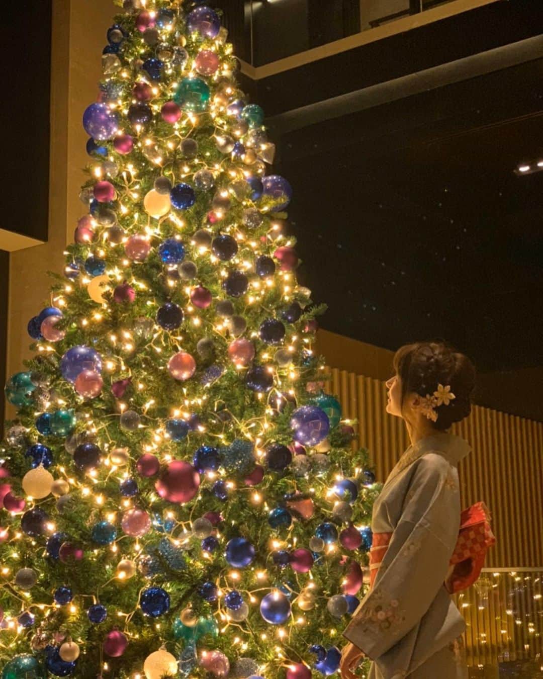 中川杏奈さんのインスタグラム写真 - (中川杏奈Instagram)「お仕事で弾丸京都🚅🍁🎄 いつも自分では選ばないような綺麗な水色の着物を着せてもらいました💙 ホテルのクリスマスツリーとクリスマスの装飾が素敵すぎました✨✨ 真似したい😻🎄 ホテルのラウンジが素敵でアフタヌーンティーをしたいところを時間がないのでぐっと我慢し、ケーキだけ買って帰りの新幹線で食べました🍰✨ いつかまたゆっくり来たいです(^^) : #そうだ京都行こう  #金閣寺　#クリスマスツリー　#京都クリスマス　#着物　#kimono #kyoto #リッツカールトン京都 #theritzcarltonkyoto  #ピエールエルメ　#pierrehermekyoto #マカロン　#ホテルラウンジ　#ホテルカフェ　#ミルフィーユケーキ  #京都カフェ　#クリスマスツリー　#クリスマスツリーアレンジ #新幹線なう  #フェイラー　#フェイラーハンカチ #ポンポンバニー #おばあちゃんじゃなくてもフェイラー好き #20年使えるハンカチ😻」12月6日 23時52分 - annanakagawa0228