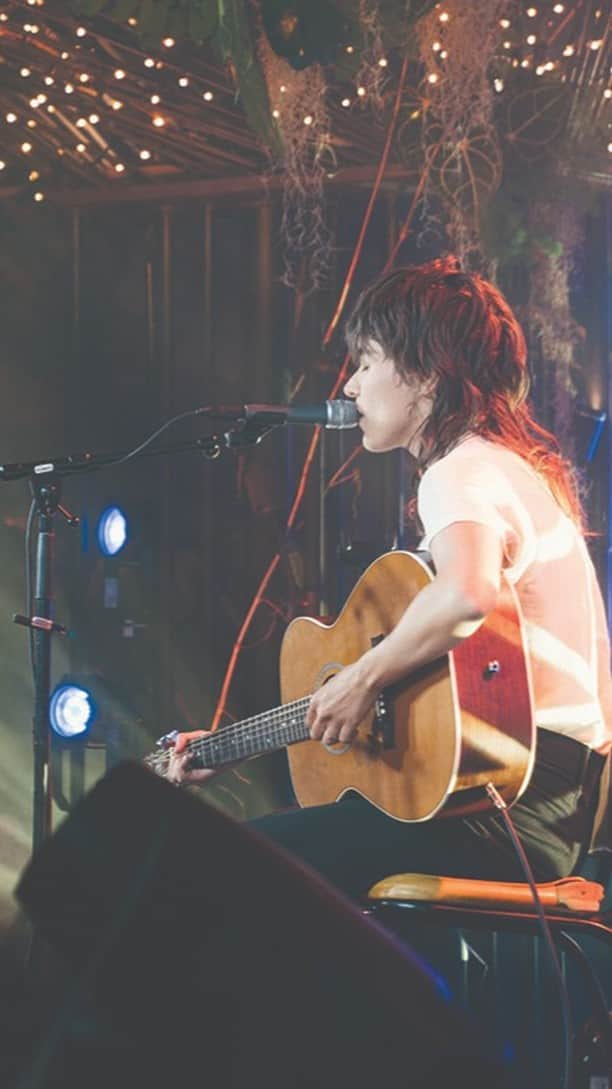 コートニー・バーネットのインスタグラム：「this is a new song, 'Play it On Repeat' recorded by @mtvaustralia for #mtvunplugged and coming out on aqua blue vinyl! 💙💙💙💙 available for pre-order from the link in my bio.」