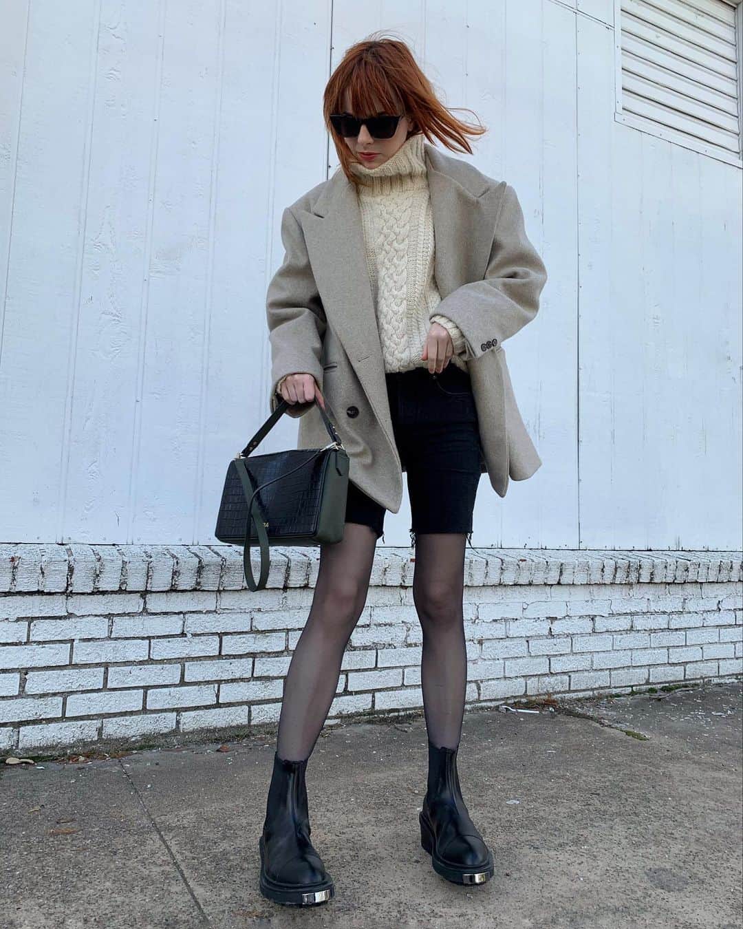 ジェーン・アルドリッジのインスタグラム：「Windy windy 🌬 these boots were my Black Friday purchase and I am obsessed 🖤🖤🖤」