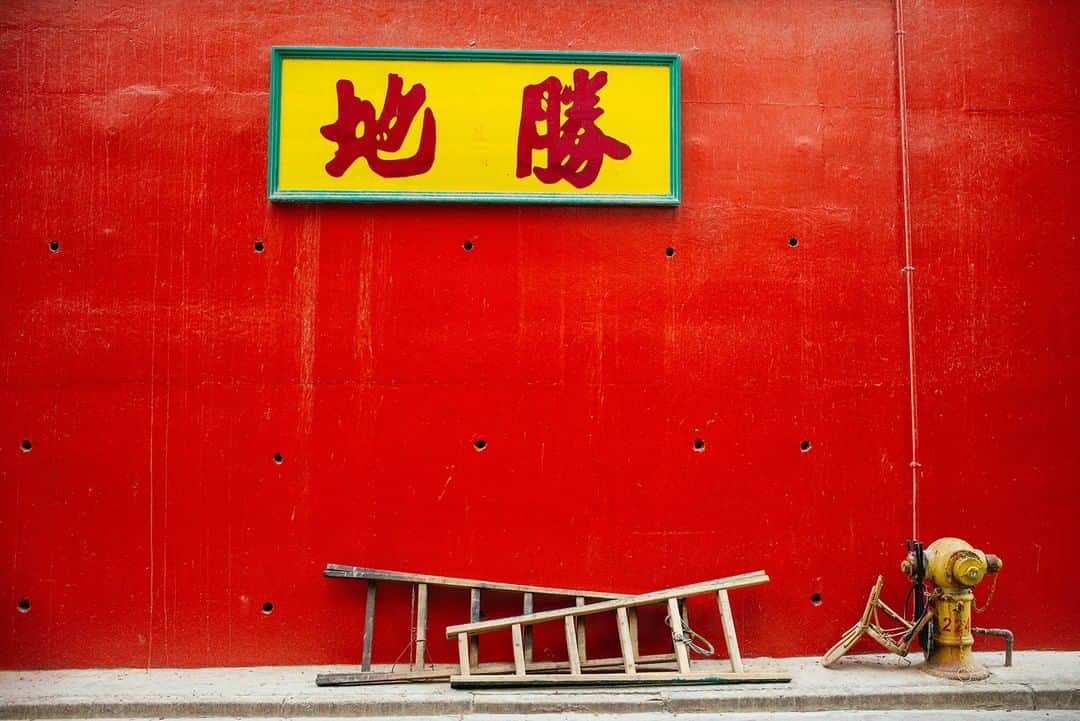 ライカさんのインスタグラム写真 - (ライカInstagram)「"Since the last refurbishment, the red colour and Chinese words are no longer there. They have been replaced by graffiti produced by a modern artist. I think the greatest power of photography is to record history and beautiful things." Dr. Will Yang (@portrait.of.hk) shot "Red in the Memory" on a #LeicaM (Typ 240). #Leicacamera  #leicaphotography #leicaphoto #leica_world #streetphoto#exploretocreate #lfigallery #lfifotografieinternational」12月7日 0時00分 - leica_camera