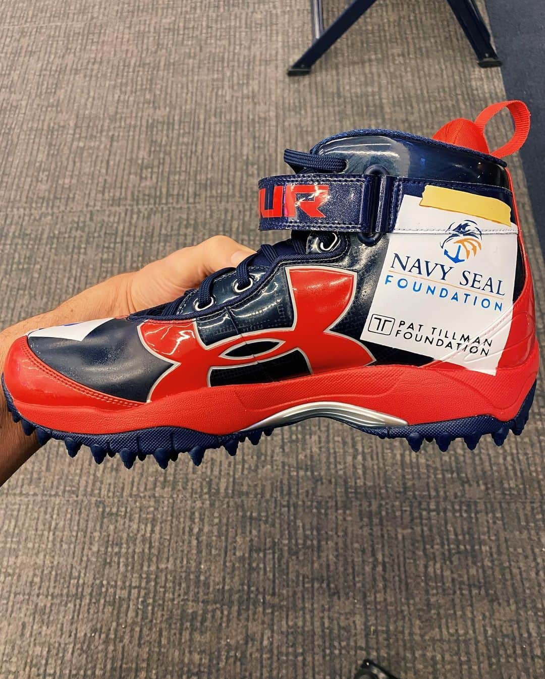 トム・ブレイディさんのインスタグラム写真 - (トム・ブレイディInstagram)「My cleats, my causes! I’m always particular about my gameday cleats but this weeks are especially meaningful. @underarmour helped me with this custom pair featuring some of my favorite charities and foundations. Follow the link in my bio to place a bid on them, and PLEASE check out each cause individually below. These groups all support people and places that have touched my life in a variety of ways, and it’s important to me to return the favor in any way I can.  @tb12foundation  @bestbuddies  @navysealfoundation  @pattillmanfnd  @elliefund  @thejimmyfund  The Robert and Myra Kraft Family Foundation The Tom Martinez Goal Line Fund」12月7日 0時00分 - tombrady