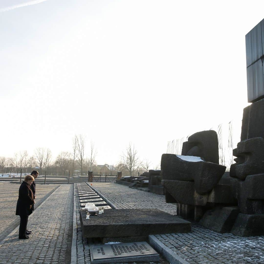 ルモンドさんのインスタグラム写真 - (ルモンドInstagram)「Angela Merkel est arrivée vendredi 6 décembre dans l’ancien camp nazi d’Auschwitz, symbole de la Shoah, accompagnée par le premier ministre polonais, Mateusz Morawiecki, et par un survivant d’Auschwitz, Stanislaw Bartnikowski, 87 ans, ainsi que des représentants de la communauté juive. Il s’agit de la première visite d’un chef du gouvernement allemand depuis 1995. Cette visite survient alors que l’antisémitisme resurgit en Europe et que la disparition des témoins complique la transmission de la mémoire. La chancelière, née neuf ans après la seconde guerre mondiale, effectue cette visite peu avant les commémorations du 75e anniversaire de la libération d’Auschwitz par l’Armée rouge, le 27 janvier 1945. Elle doit observer une minute de silence devant le « mur de la mort », où furent fusillés des milliers de détenus. Ensuite, elle se rendra à Birkenau, notamment sur la rampe où étaient « sélectionnés » les déportés à leur descente des wagons à bestiaux : les plus jeunes, les plus âgés et les plus fragiles étaient immédiatement envoyés à la mort. La chancelière, pour qui la Shoah est « une rupture dans la civilisation », doit s’exprimer en milieu de journée. - Photo : Kacper Pempel (@kacperpempel) / Reuters (@reuters)」12月7日 0時06分 - lemondefr