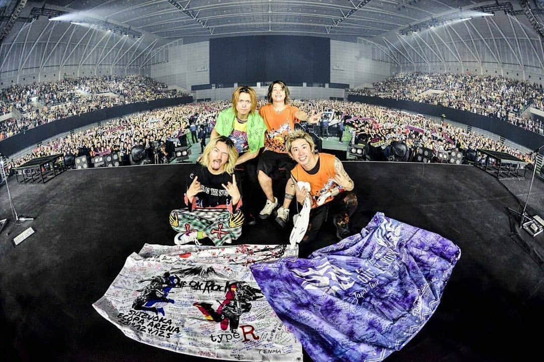 ONE OK ROCK WORLDさんのインスタグラム写真 - (ONE OK ROCK WORLDInstagram)「EYE OF THE STORM JAPAN TOUR 2019-2020 静岡,静岡エコバアリーナ(2日目)  _ @10969taka 静岡2日目！ありがとう！ また会える日を楽しみにしてるよ！！！^_^ @ruihashimoto  Shizuoka Day 2!  Thank you! I'm looking forward to seeing you again! ! ! ^ _ ^ @ruihashimoto  _ @toru_10969 最高の日になったよ！！ありがとう静岡！！また会いましょう😙 📸 @ruihashimoto  what a great day! !  Thank you Shizuoka! !  See you again 😙 📸  @ruihashimoto  _ @tomo_10969 静岡2日目🔥  本当にありがとう。 ひとつになれました。 あなたたちは僕の光です 必ず帰ってきます。  @ruihashimoto 📸  #さわやか #げんこつハンバーーグ #コーーッコッコッコッコッコ🧙‍♀️ Shizuoka Day 2🔥  Thank you very much. We became one. You are my light I will definitely come back. @ruihashimoto 📸 #さわやか #げんこつハンバーーグ #コーーッコッコッコッコッコ🧙‍♀️ _ @ryota_0809 静岡最高！ 最後の最後まで暴れまくってくれてありがとう👍 俺も全部出しきれたー！ さわやか食べたかった〜次は絶対食べる！😁 Photo by @ruihashimoto 📸  Shizuoka you are the best! Thank you for going all out to the very end👍 I've given everything I had as well! I really wanted to eat at Sawayaka～I'll definitely eat it next time! 😁  Photo by @ruihashimoto 📸  #oneokrockofficial #10969taka #toru_10969 #tomo_10969 #ryota_0809 #fueledbyramen #eyeofthestorm #eyeofthestormjapantour20192020」12月7日 0時08分 - oneokrockworld